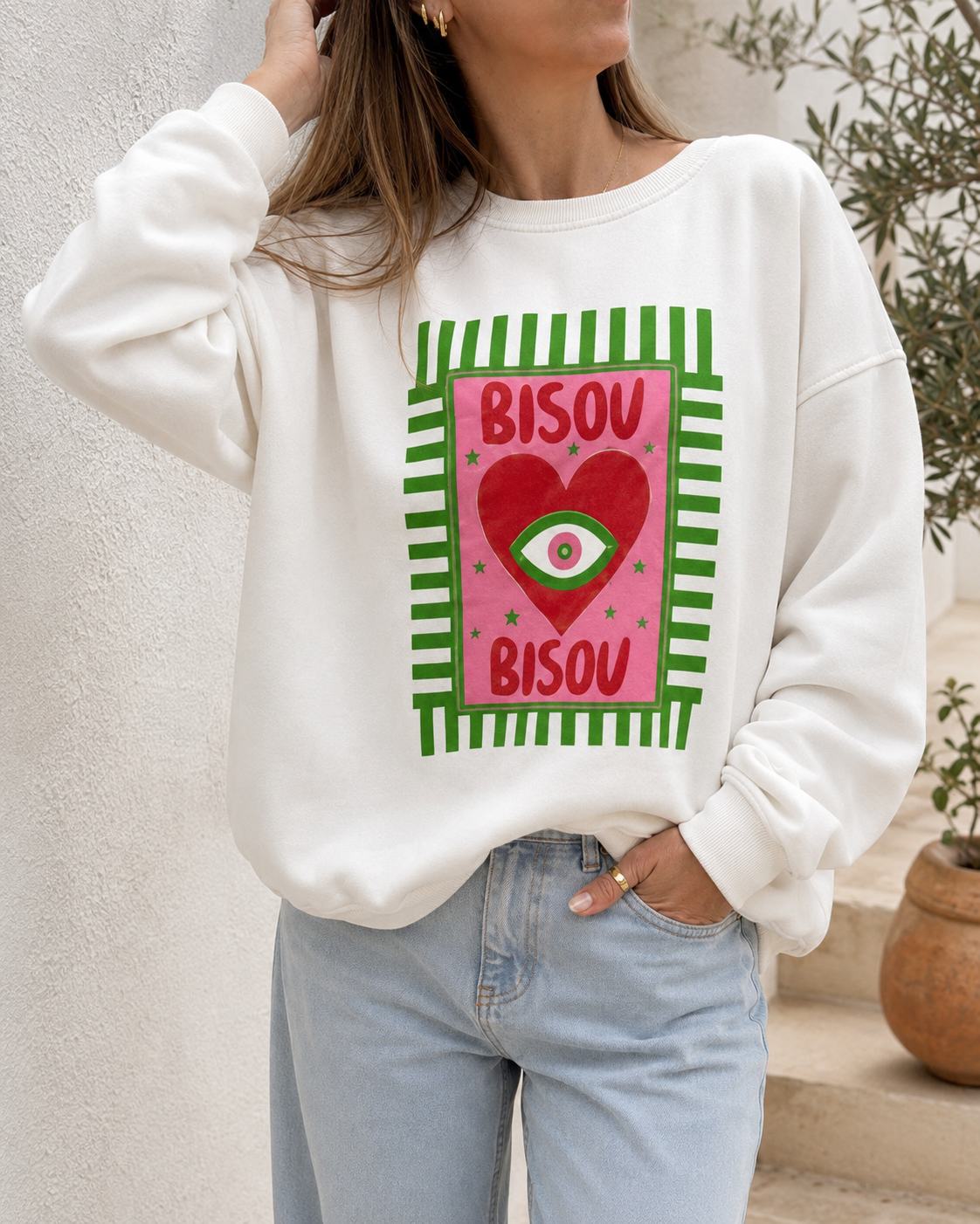Sweatshirt branca com estampa colorida BISOU BISOU e coração com olho em centro.