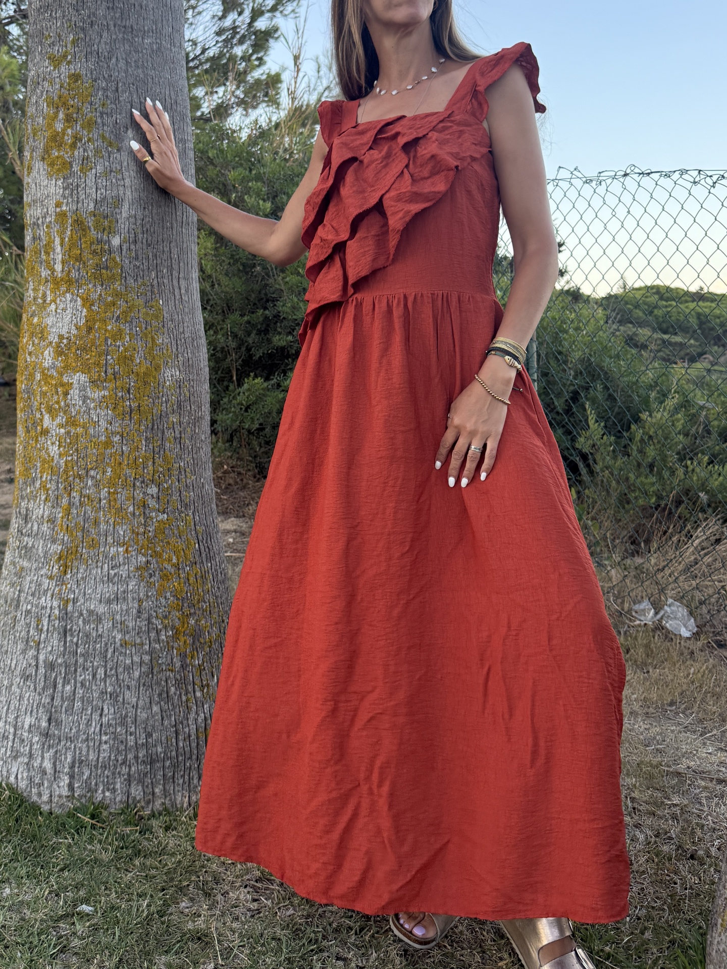 Vestido vermelho com folhos em tecido leve ao ar livre