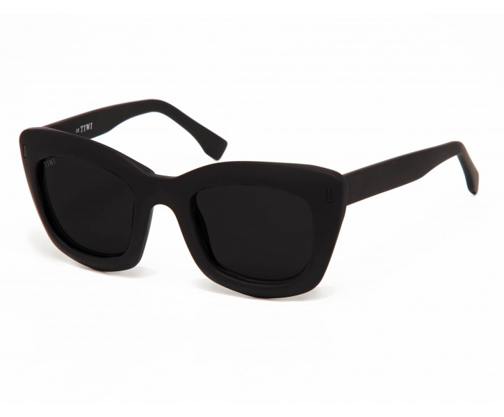 Óculos de sol pretos com armação quadrada sobre fundo branco