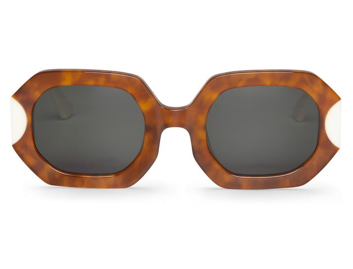 Óculos de sol com armação tartaruga e lentes escuras