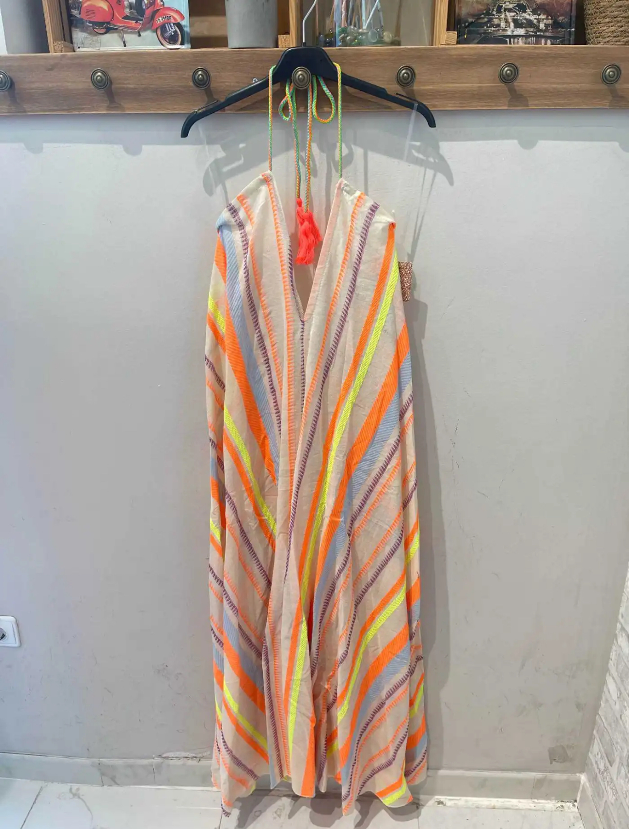 vestido longo colorido às riscas pendurado em cabide