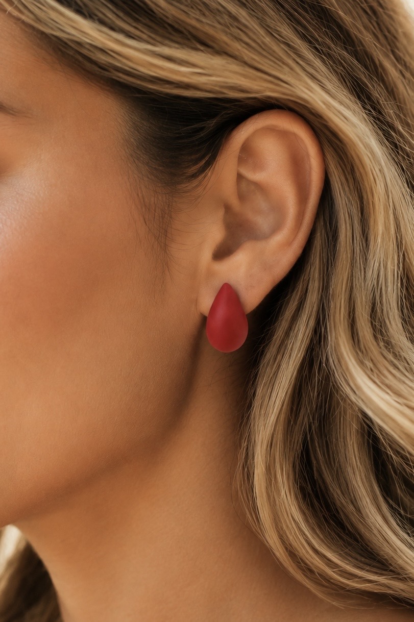 Brinco gota vermelho fosco num ouvido