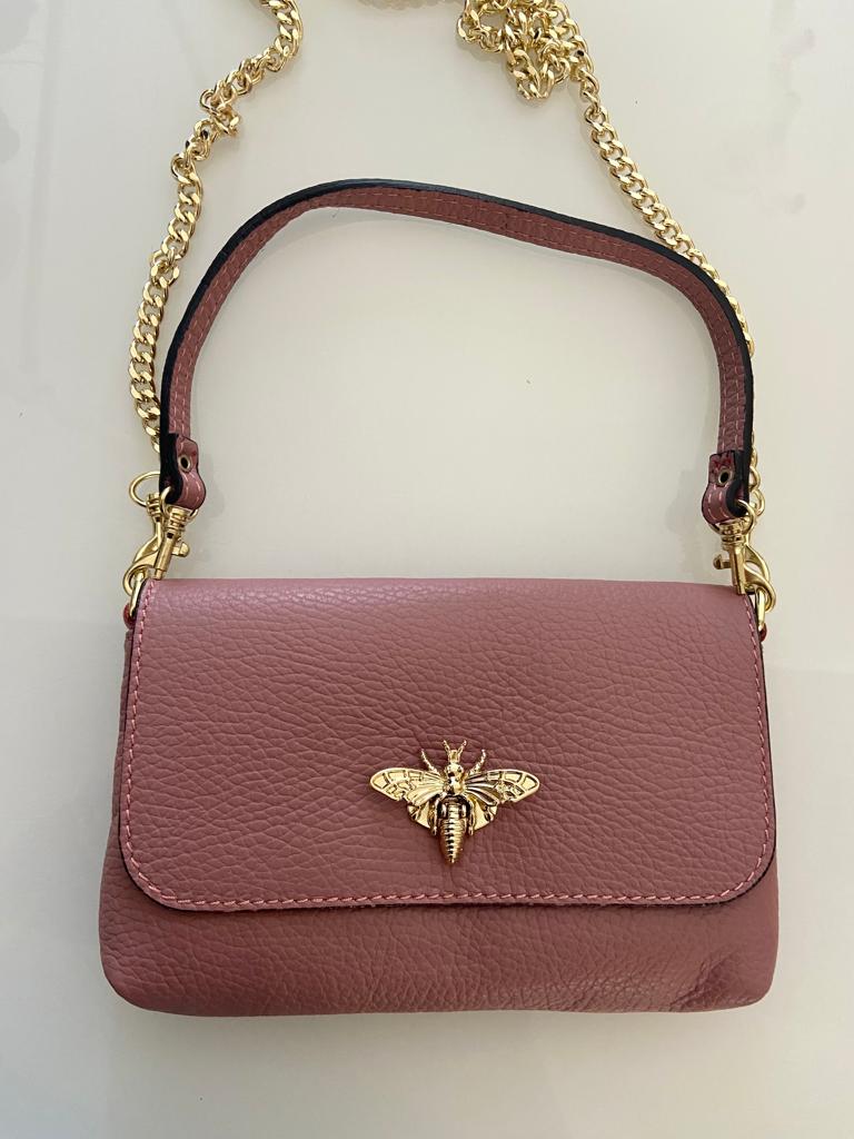 Mala de mão pequena rosa antigo com fecho de abelha dourada e alça de corrente dourada