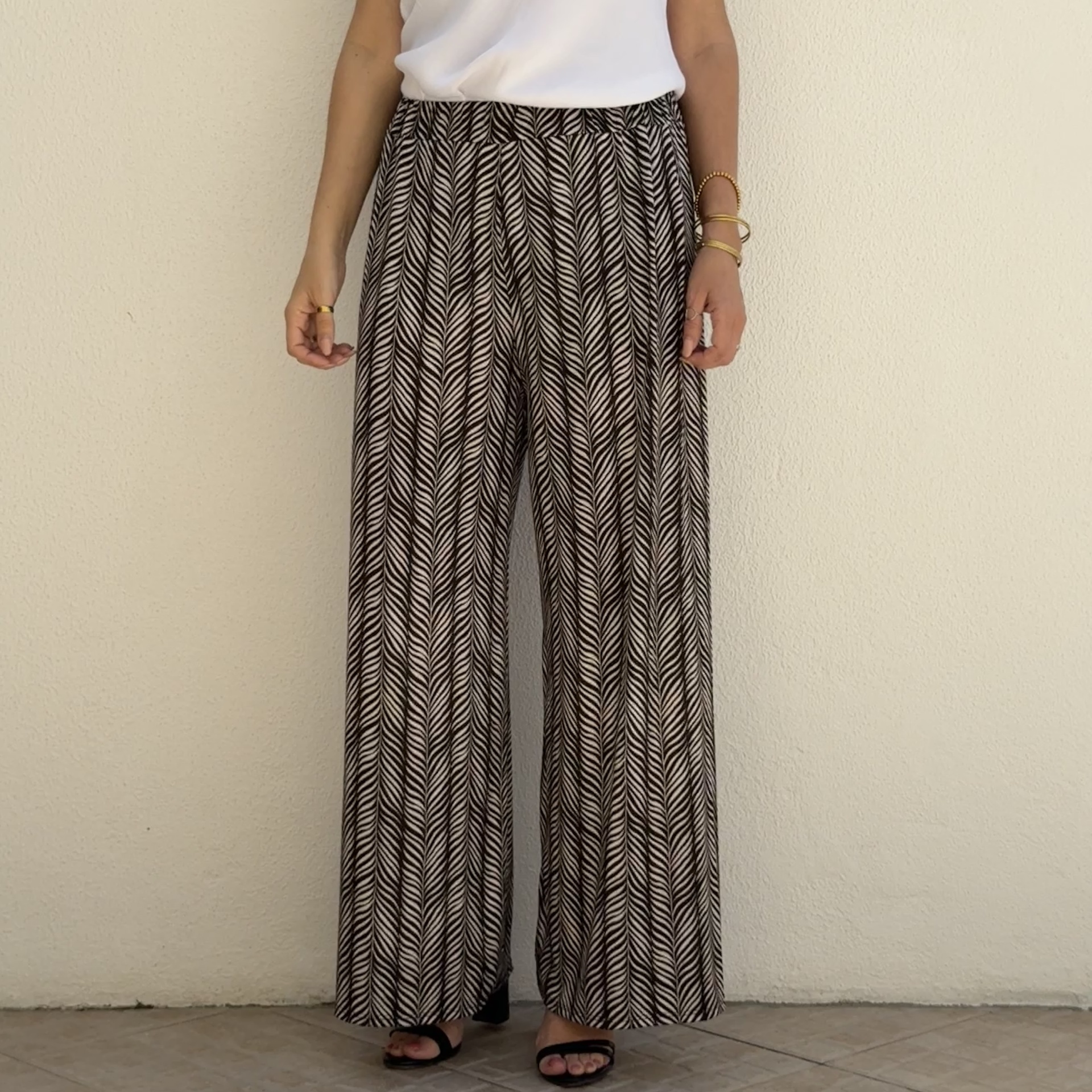 Calças largas com padrão preto e branco com folhas e cintura elástica