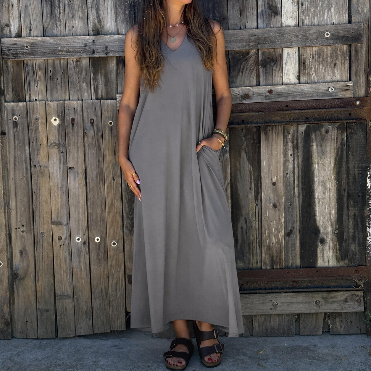 Vestido cinzento comprido sem mangas com decote em V e bolso lateral