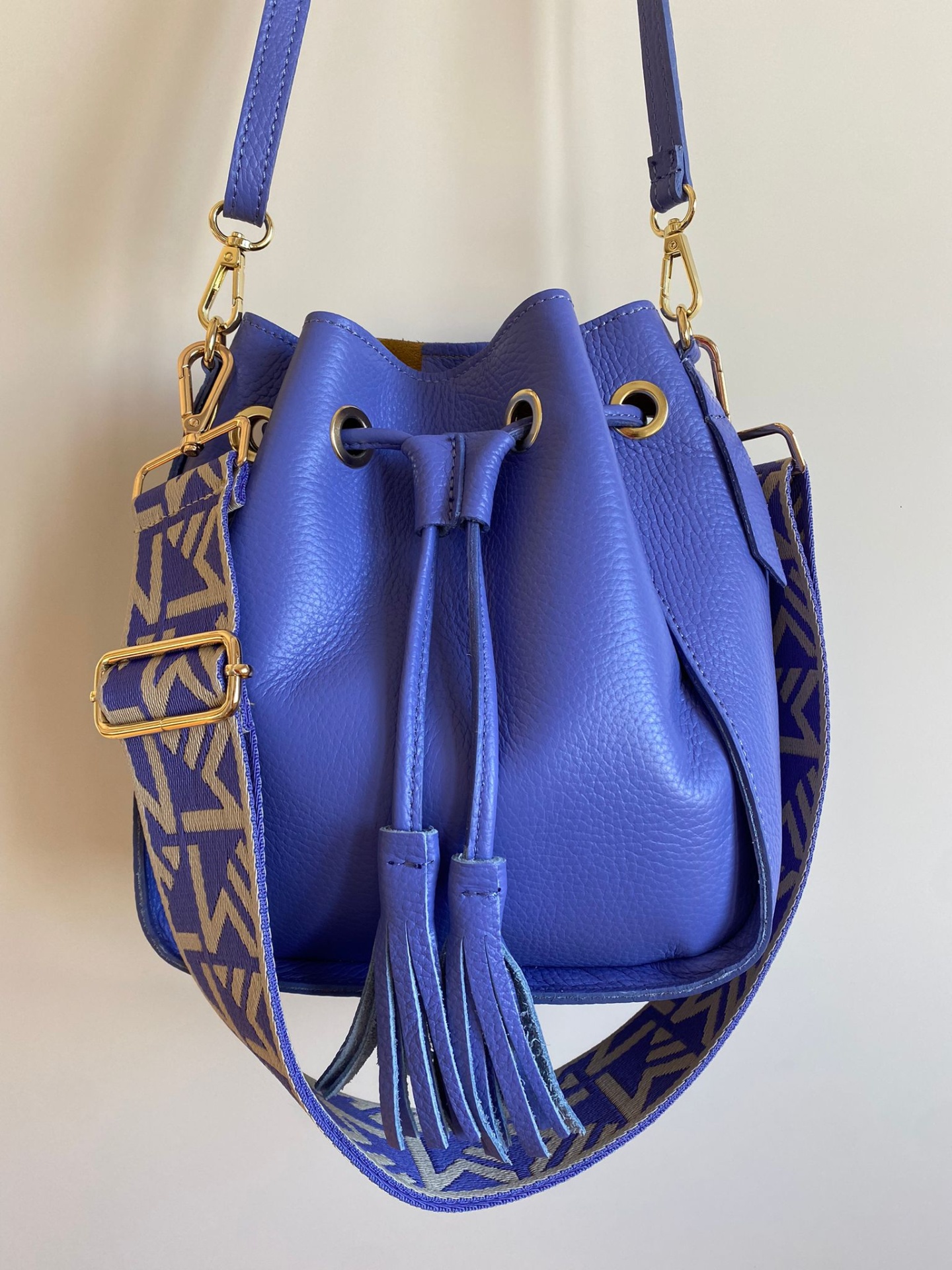 Mala de ombro azul em pele sintética com alça decorada