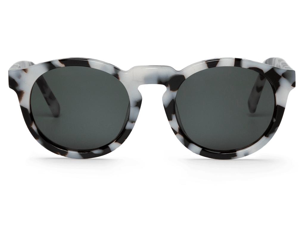 Óculos de sol com armação padrão tártaro branco e preto e lentes escuras
