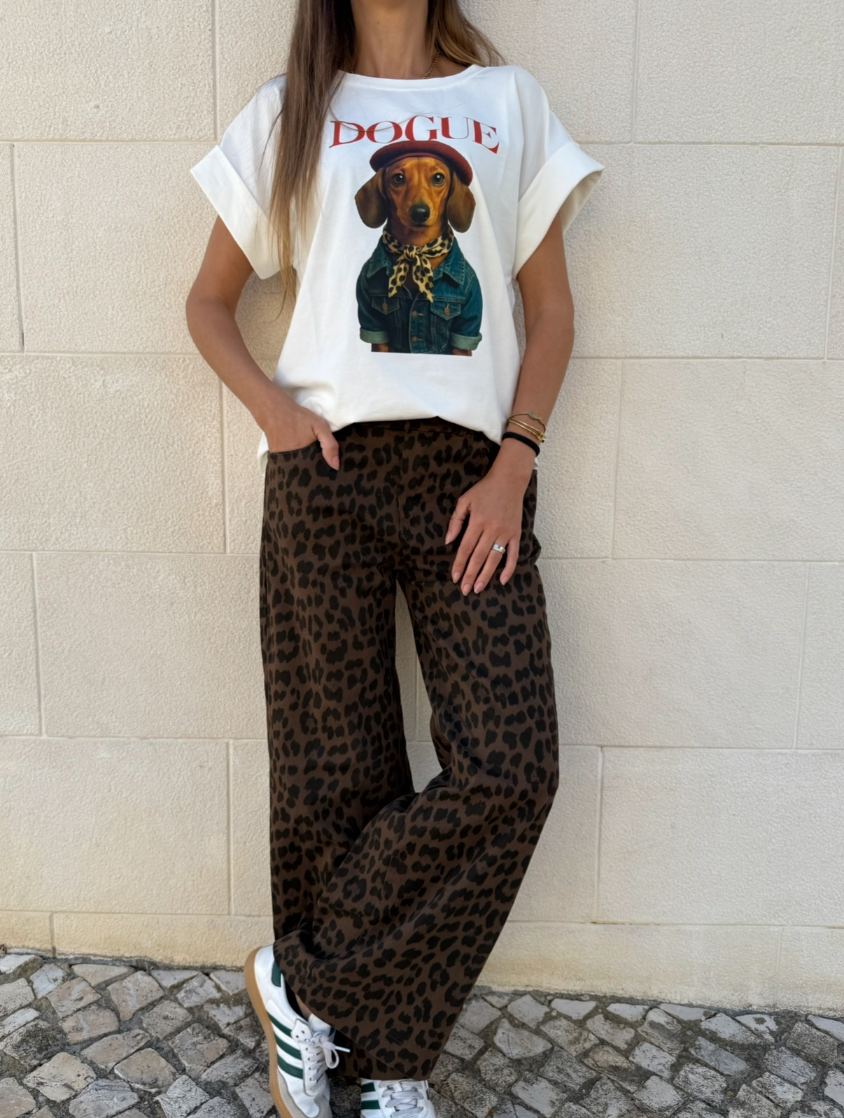 T-shirt branca com cão vestido e calças largas de padrão animal