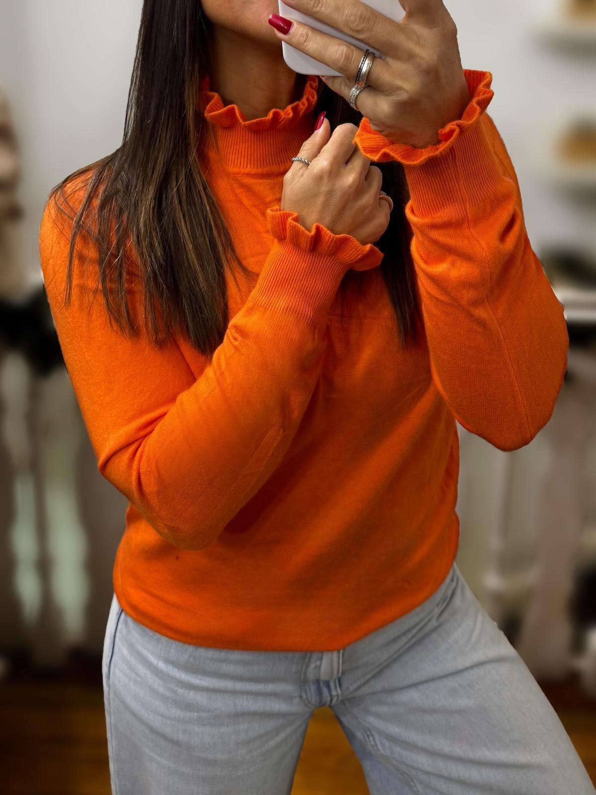 Camisola de malha laranja com gola e punhos com folhos