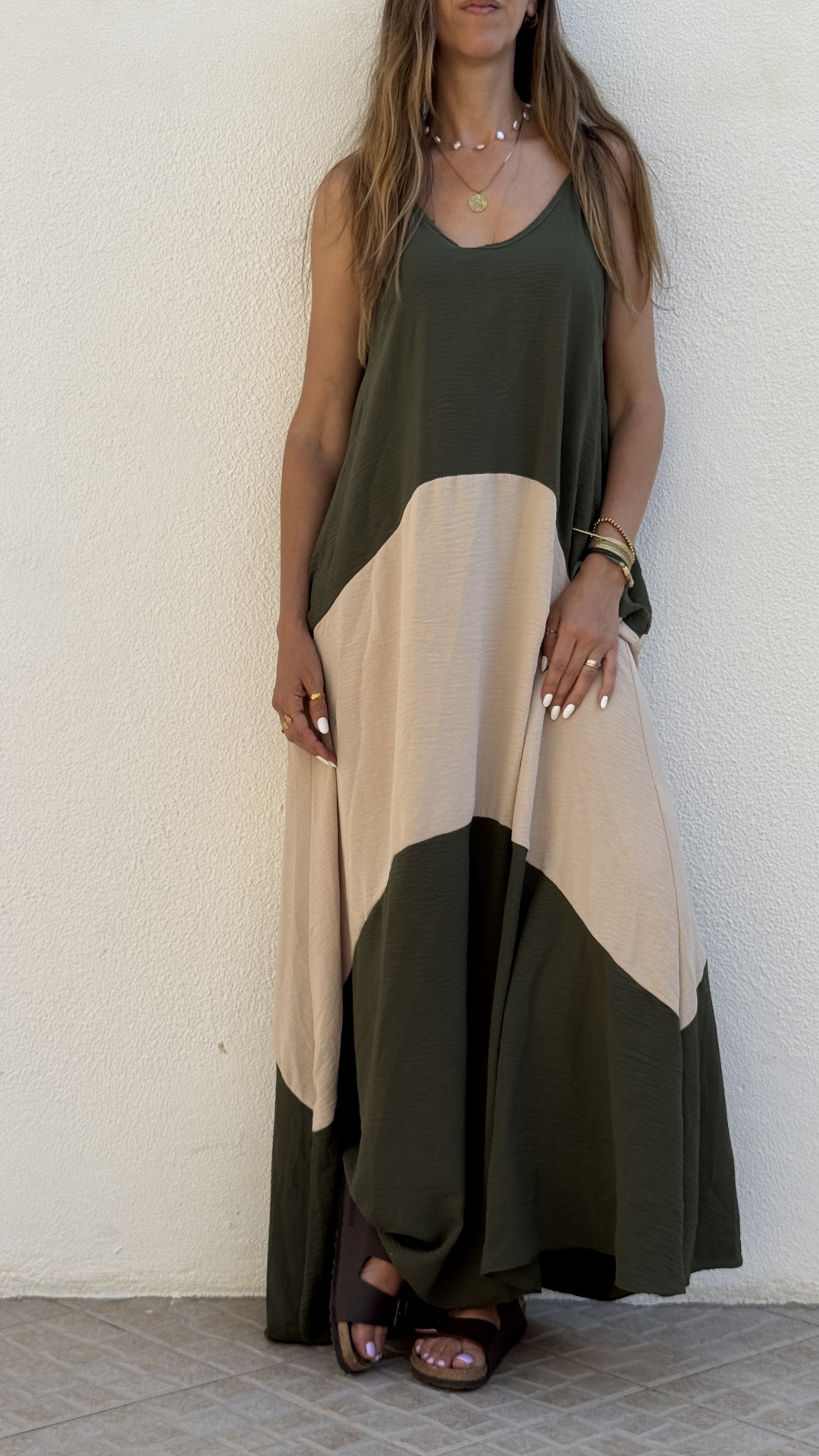 Vestido comprido sem mangas verde-oliva e bege com padrão geométrico
