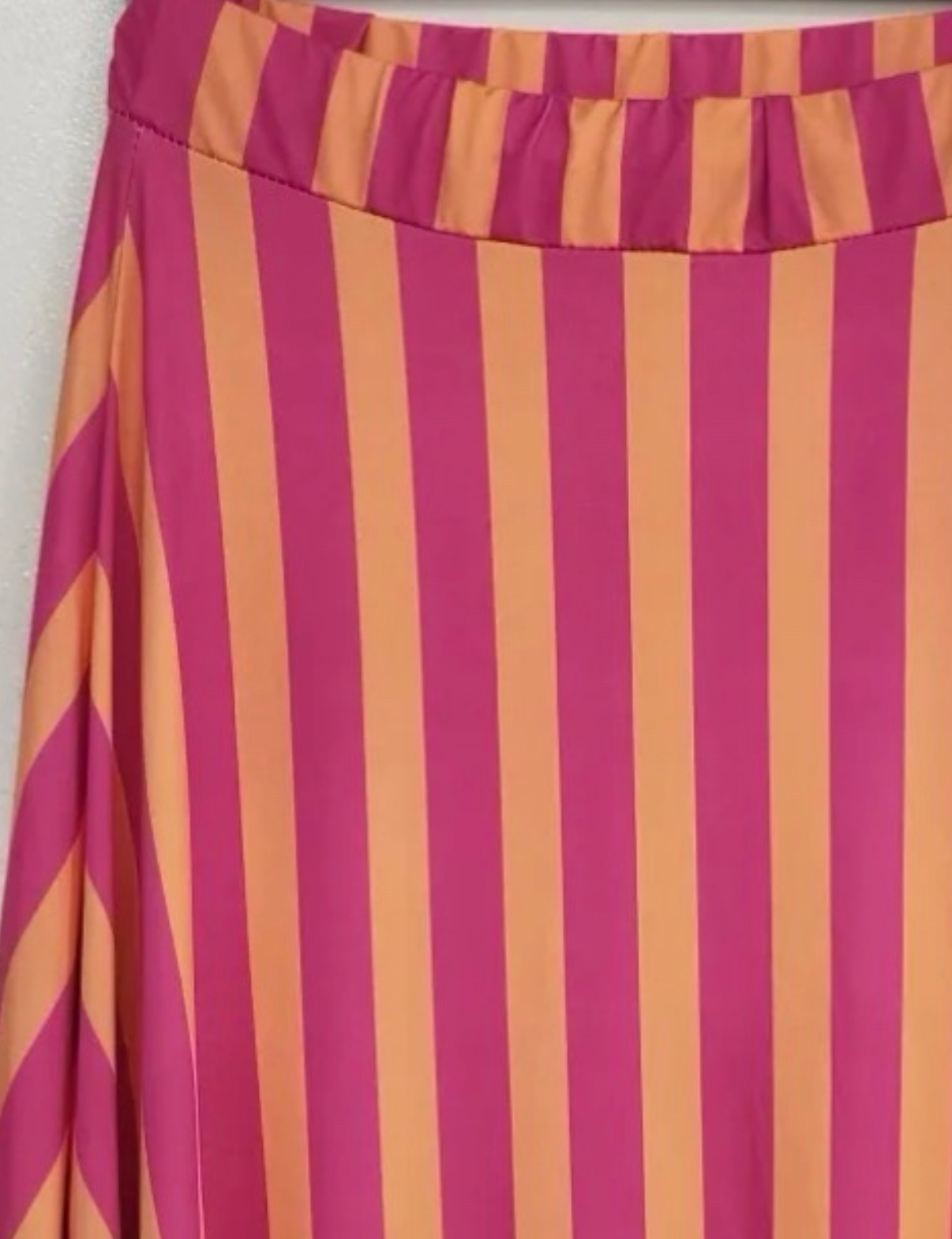 Saia com riscas verticais cor-de-rosa e laranja com cintura elástica
