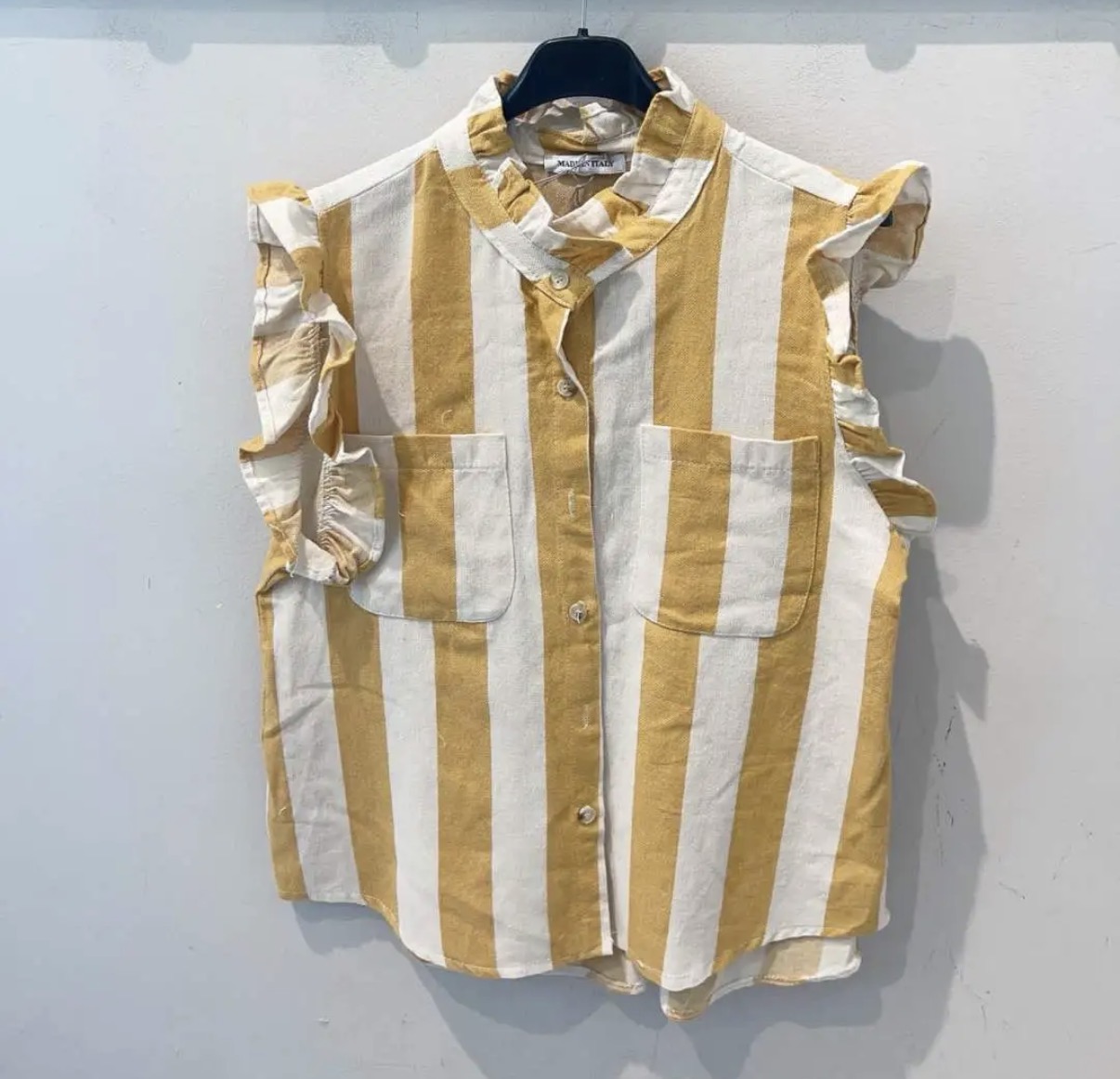 Blusa sem mangas riscada amarelo e branco com folhos e bolsos frontais