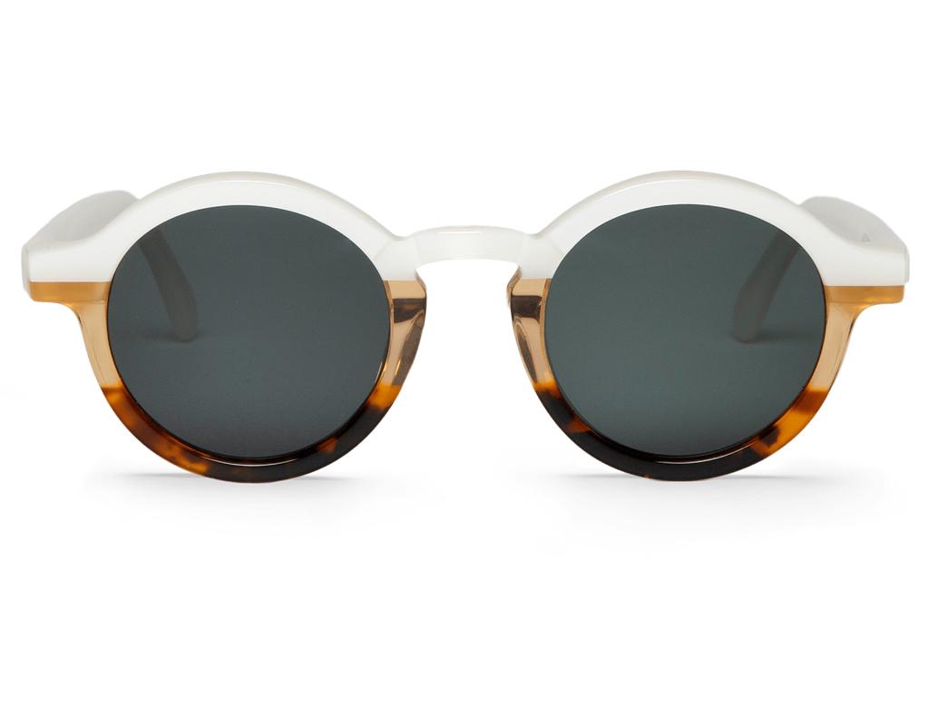 óculos de sol redondos com armação castanha tartaruga e branca, lentes escuras