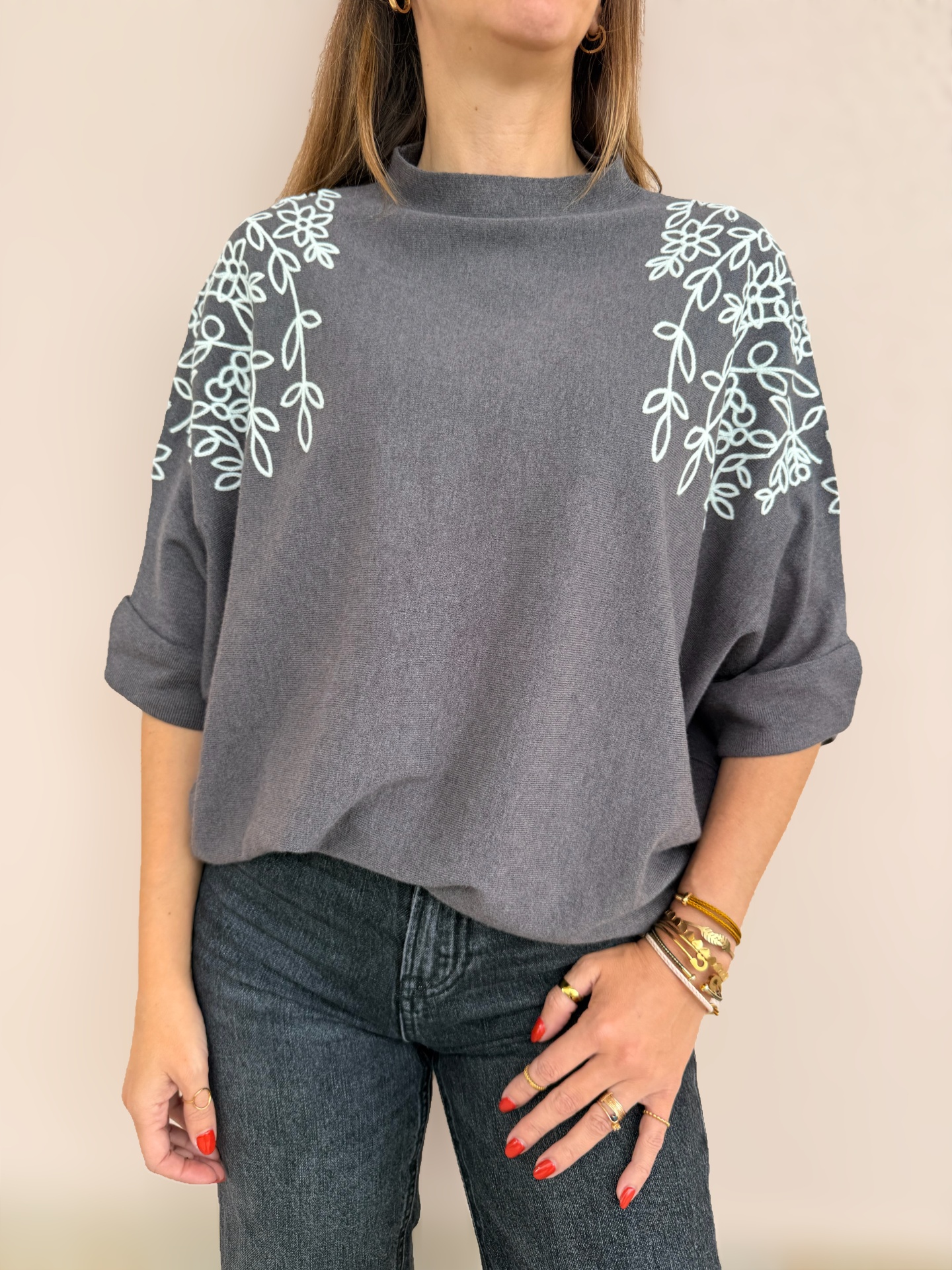 Blusa cinzenta com padrão floral branco nos ombros