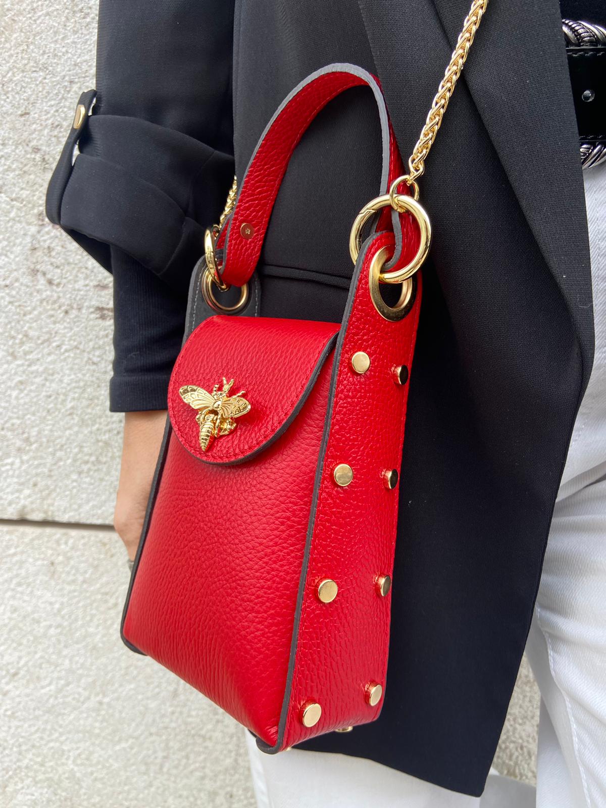 Mala de ombro vermelha com ferragens douradas em pele texturada