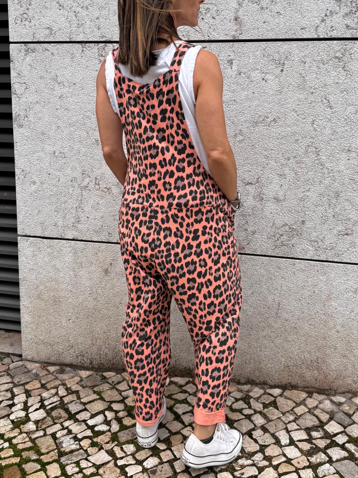 Macacão rosa com padrão de manchas pretas visto de costas