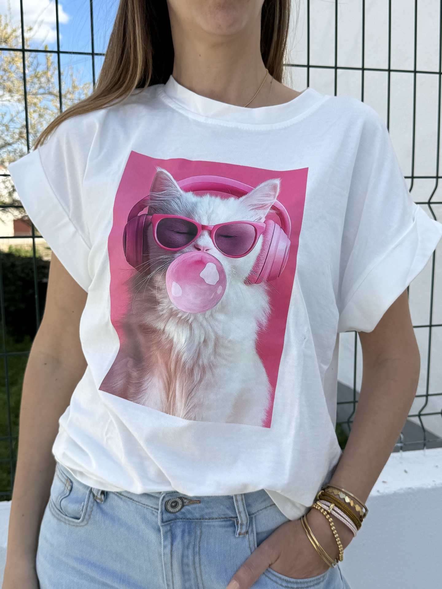 T-shirt branca com estampado de gato com óculos e auscultadores rosa