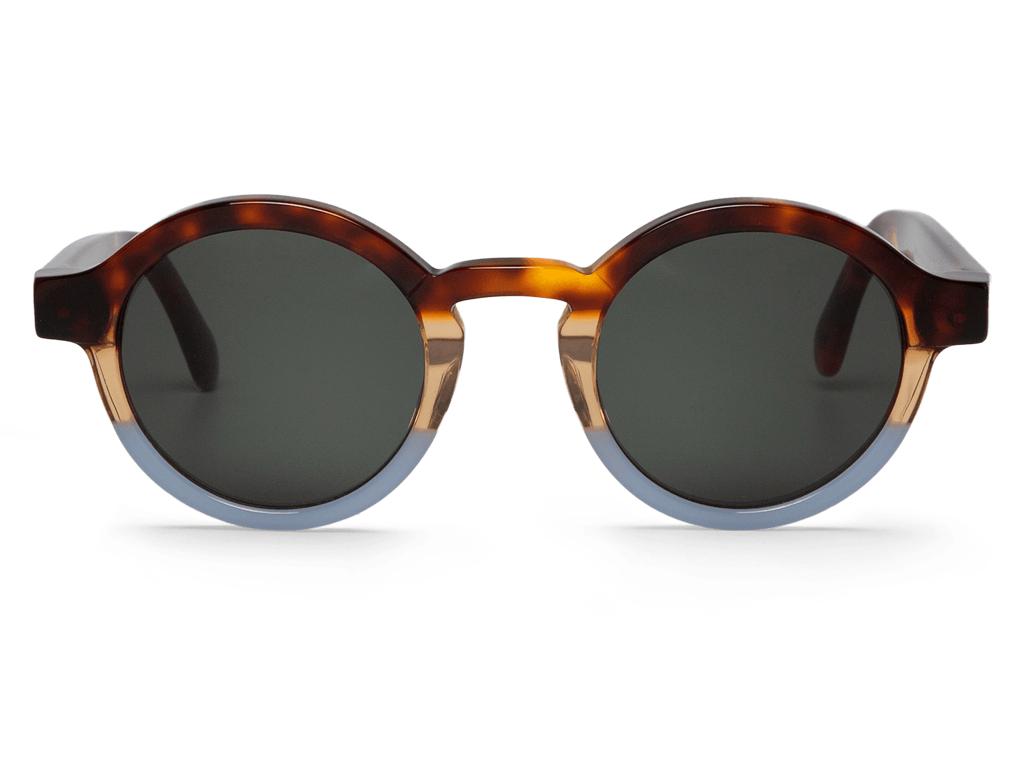 Óculos de sol redondos com armação castanha e azul e lentes escuras