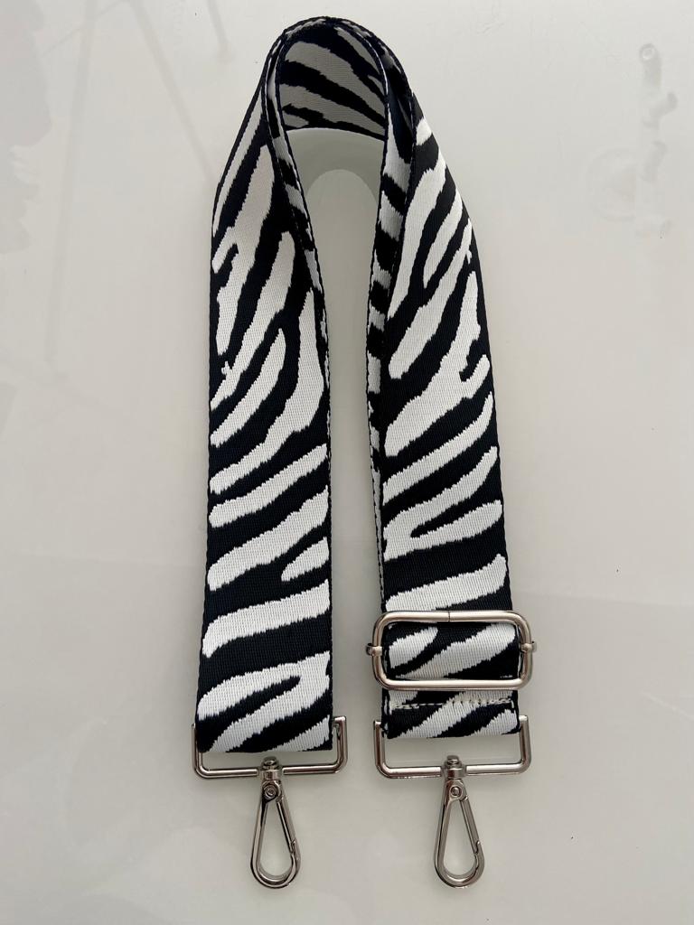 Alça de bolsa preta e branca com padrão de zebra