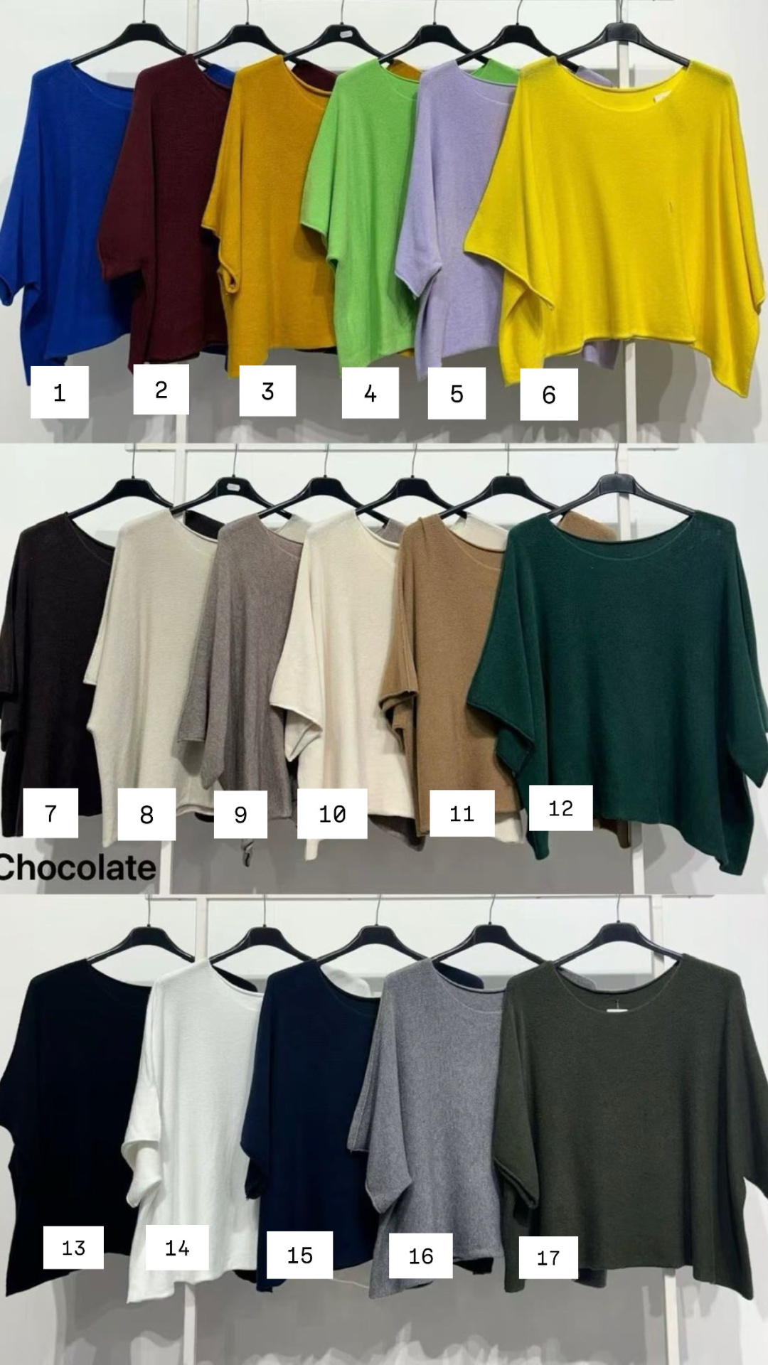 Diferentes camisolas de manga larga em várias cores penduradas em cabides