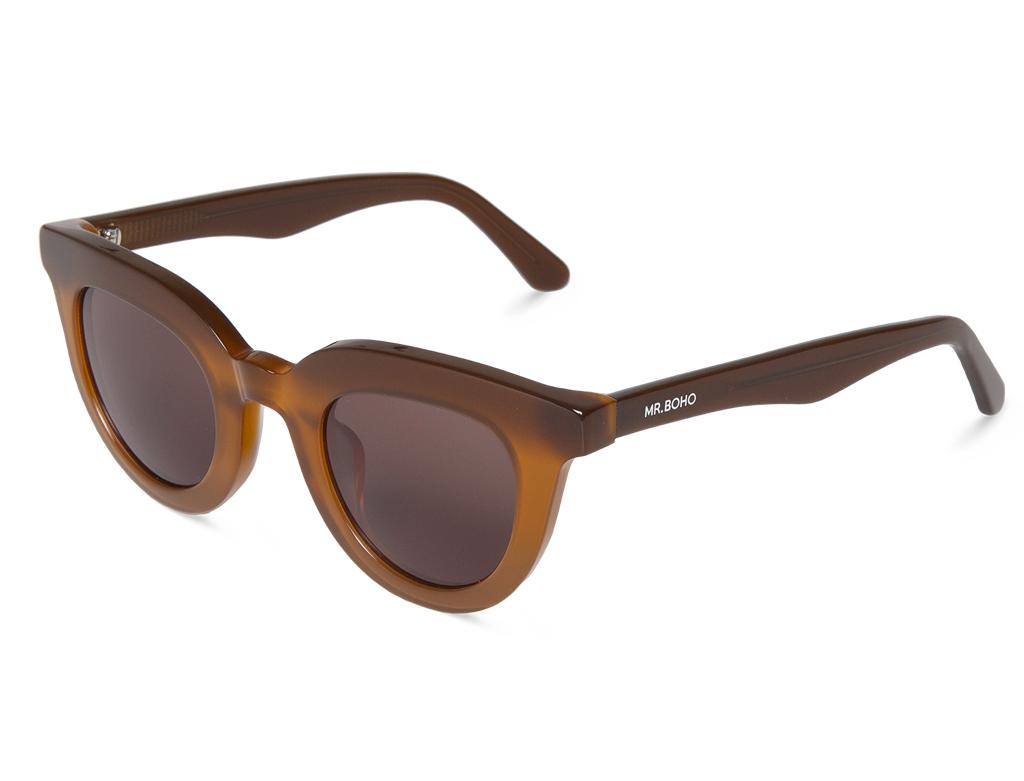 Óculos de sol castanho translúcido com lentes escuras e detalhe MILANO na haste