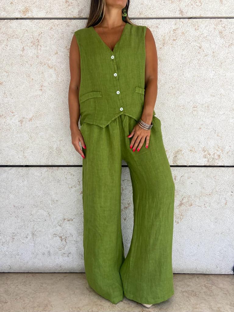 Conjunto de linho verde com colete e calças largas em fundo de parede clara