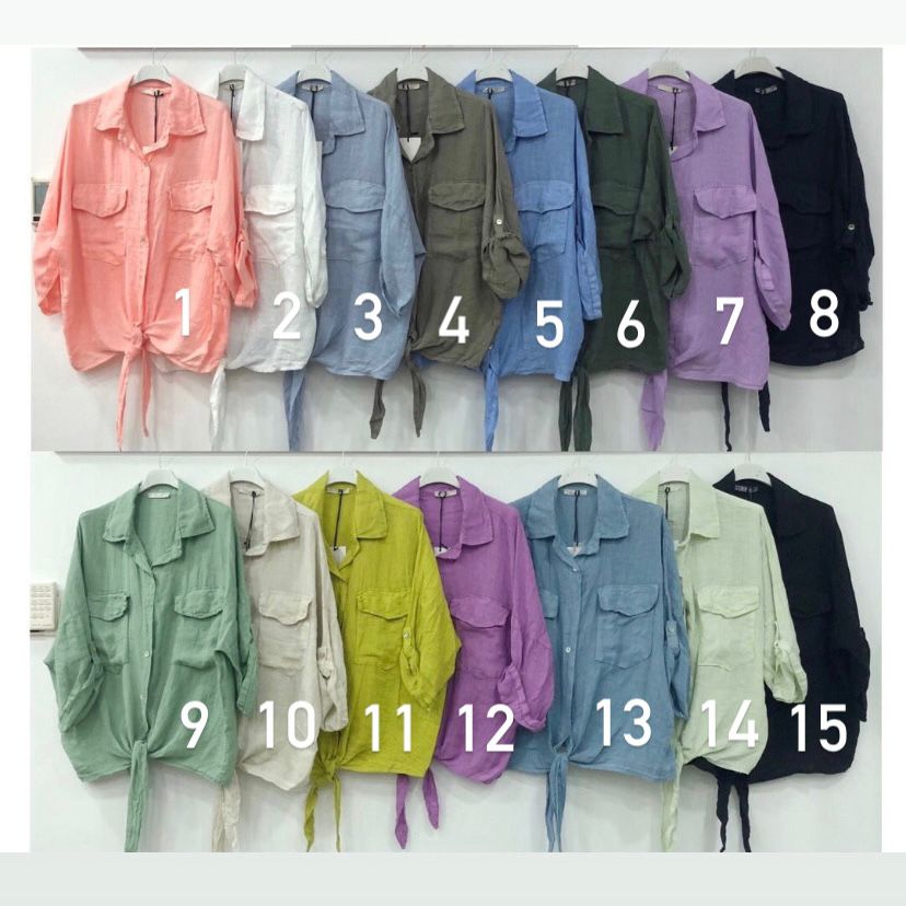 Quinze camisas coloridas de tecido leve com bolsos penduradas numeradas 1 a 15
