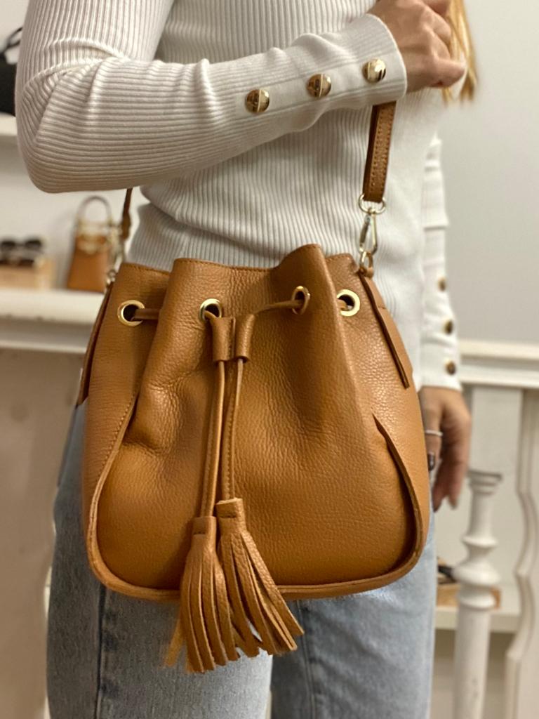 Mala castanha em pele sintética com alça ajustável e franjas