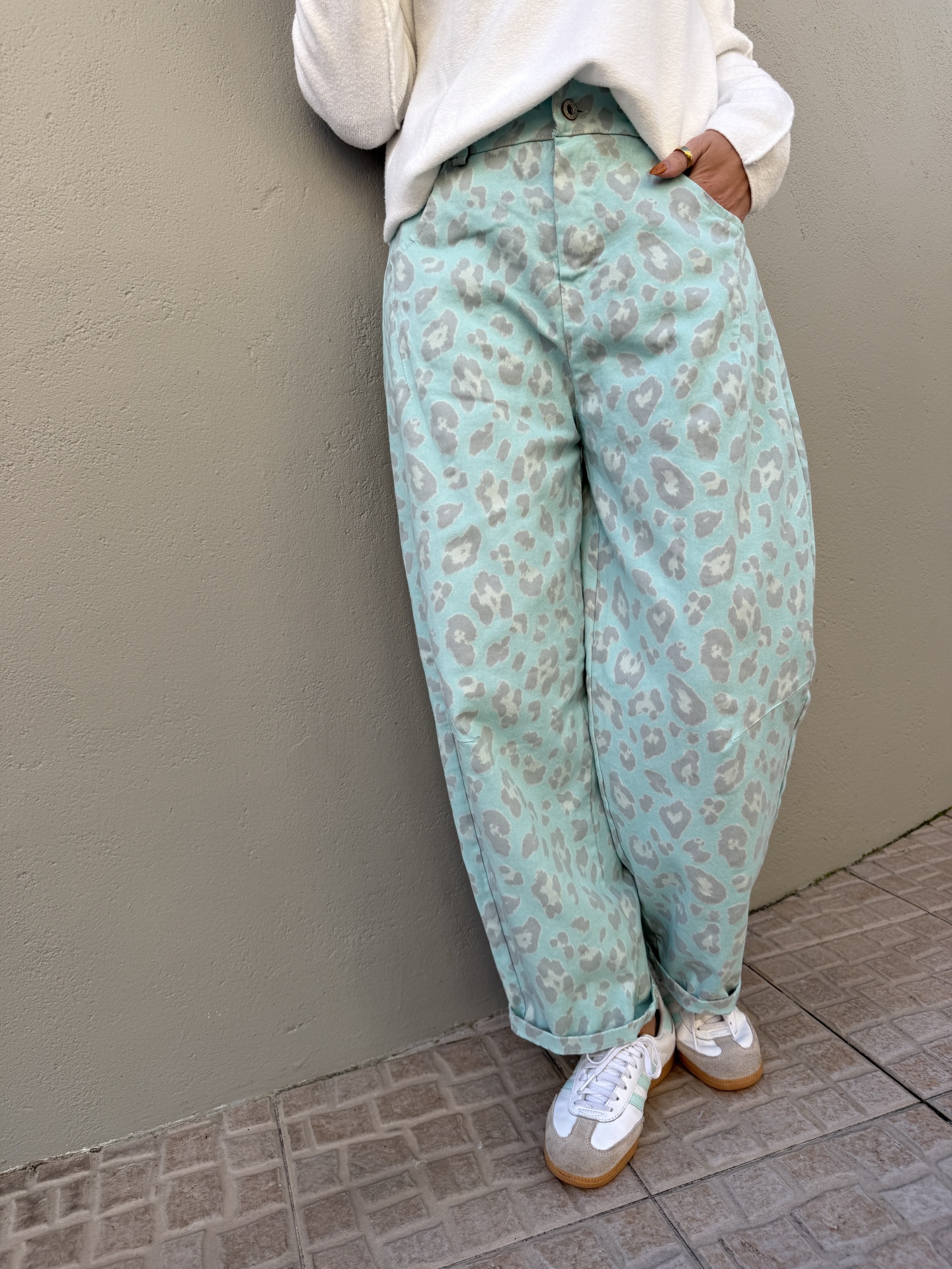 Calças largas verde água com padrão animal print cinzento e ténis brancos