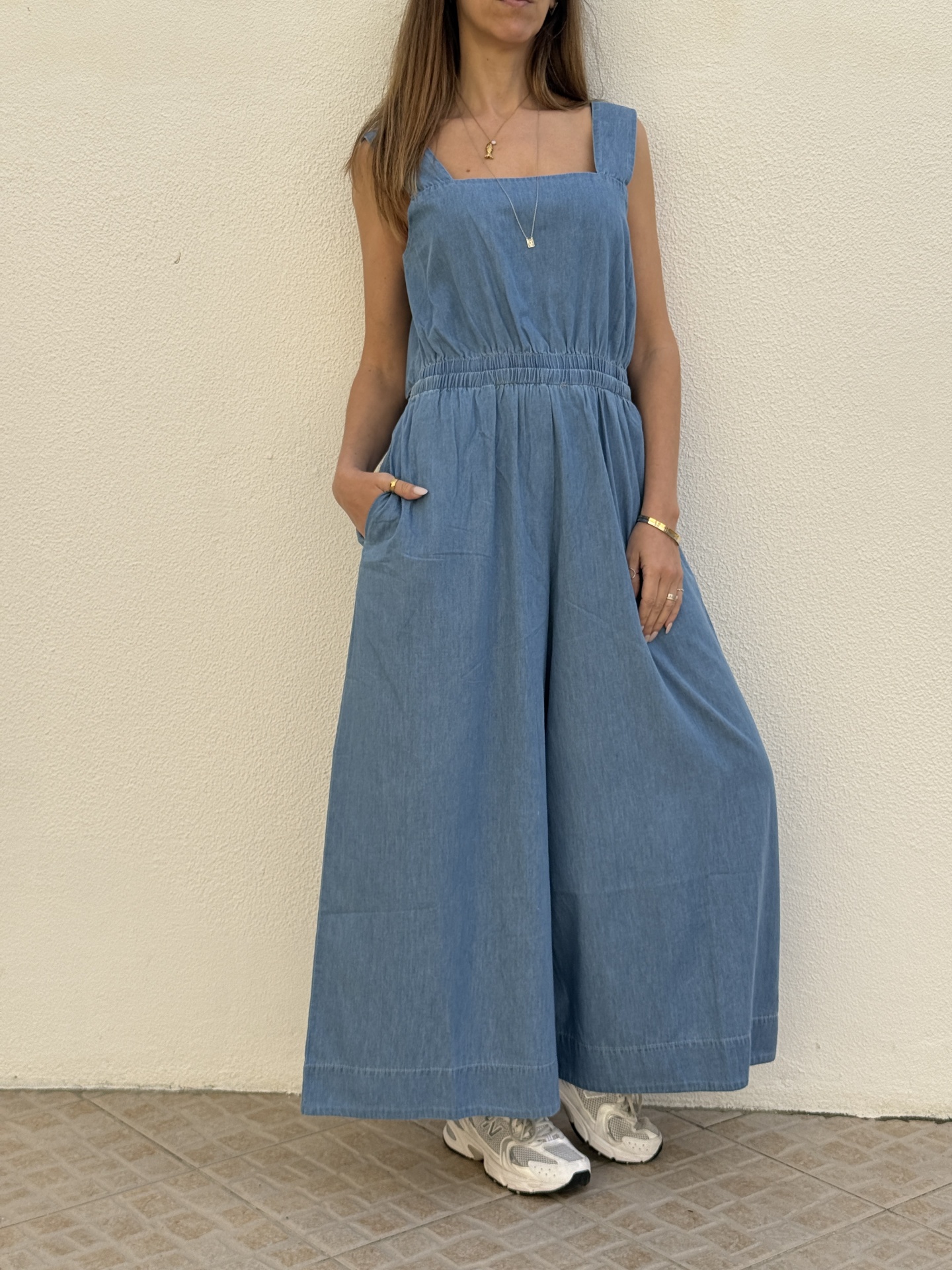 Macacão azul em ganga com calça ampla e alças largas