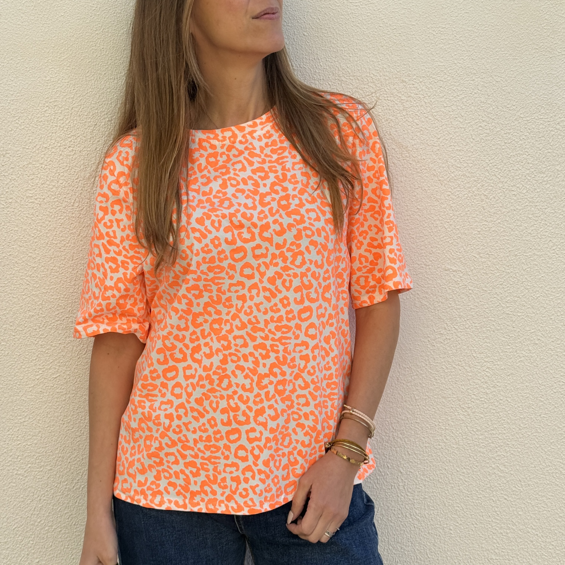 T-shirt laranja com padrão animal print em mulher