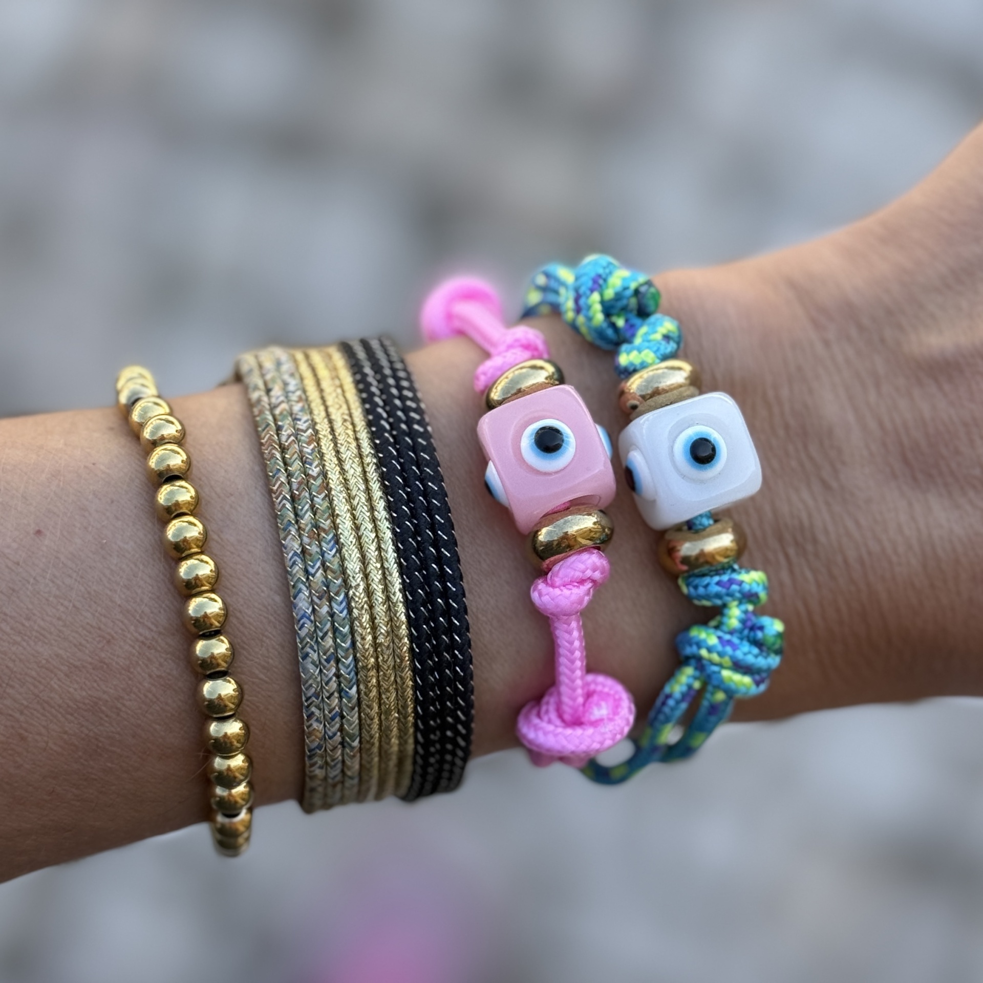 Pulsos com várias pulseiras coloridas e de contas