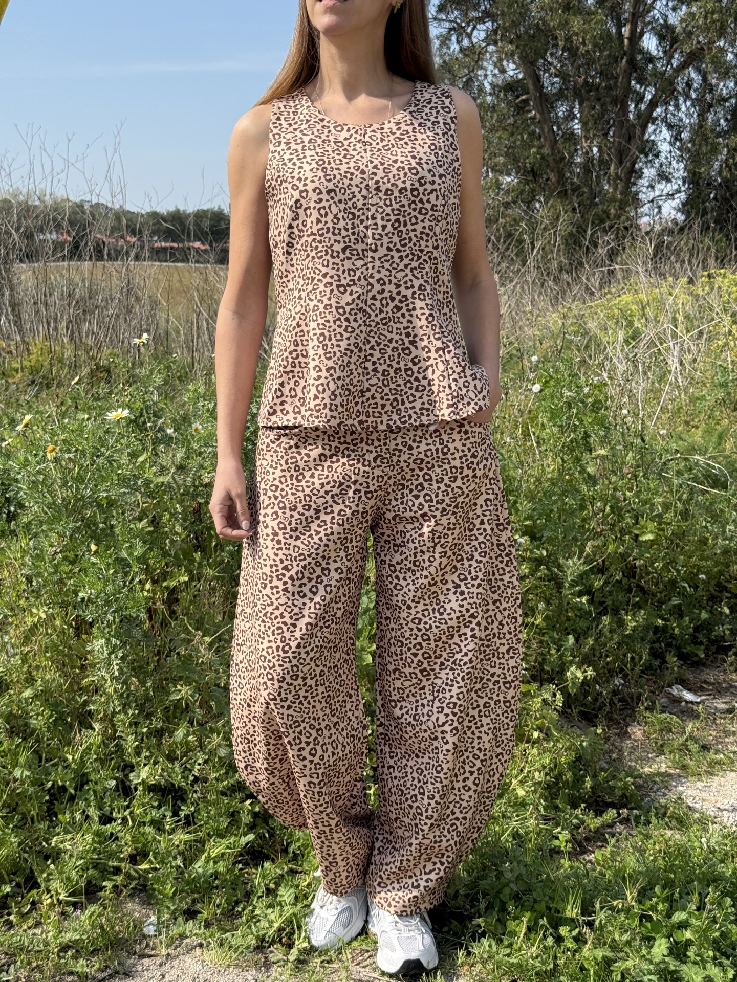 Conjunto feminino animal print bege e castanho ao ar livre