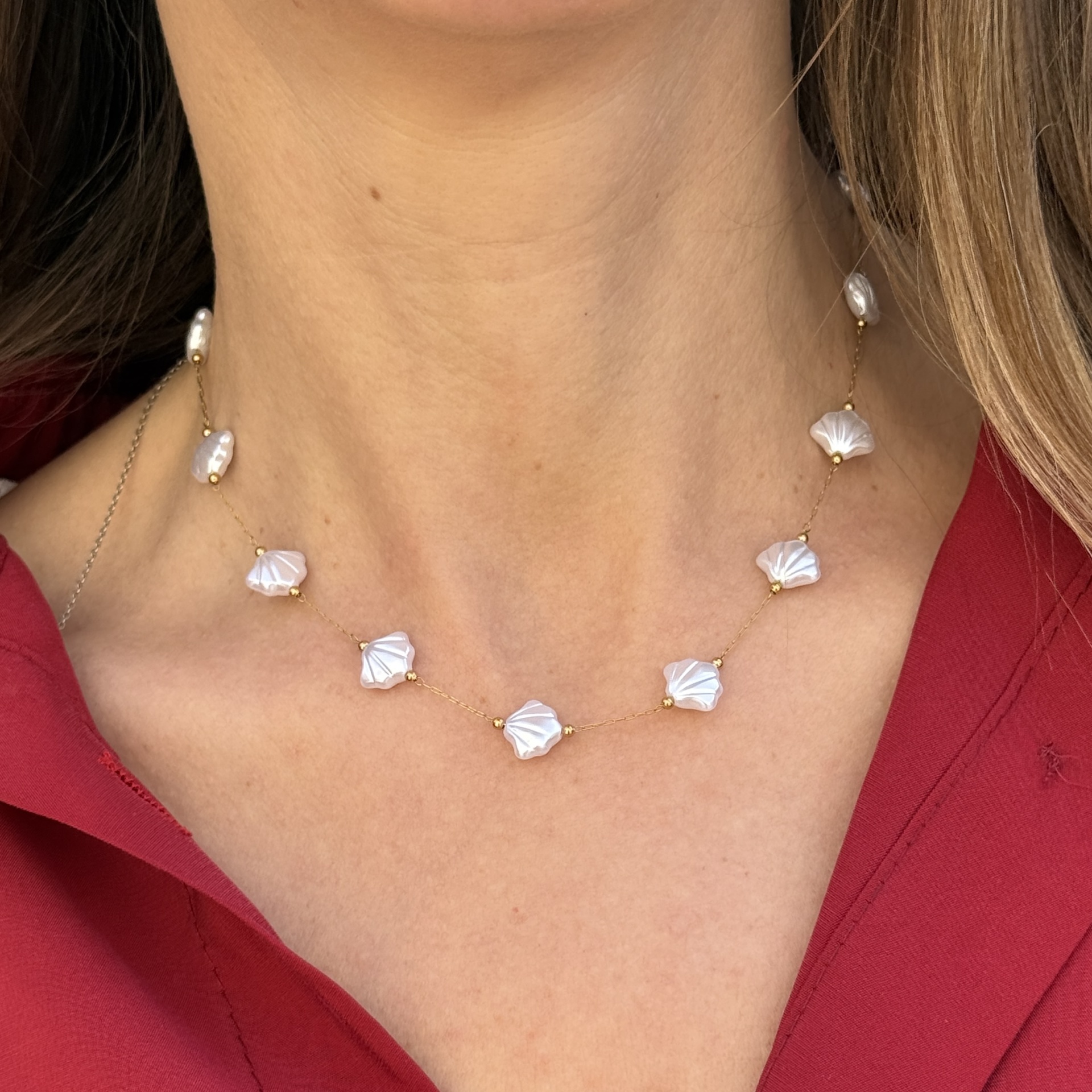 Colar com contas peroladas brancas em forma de conchas