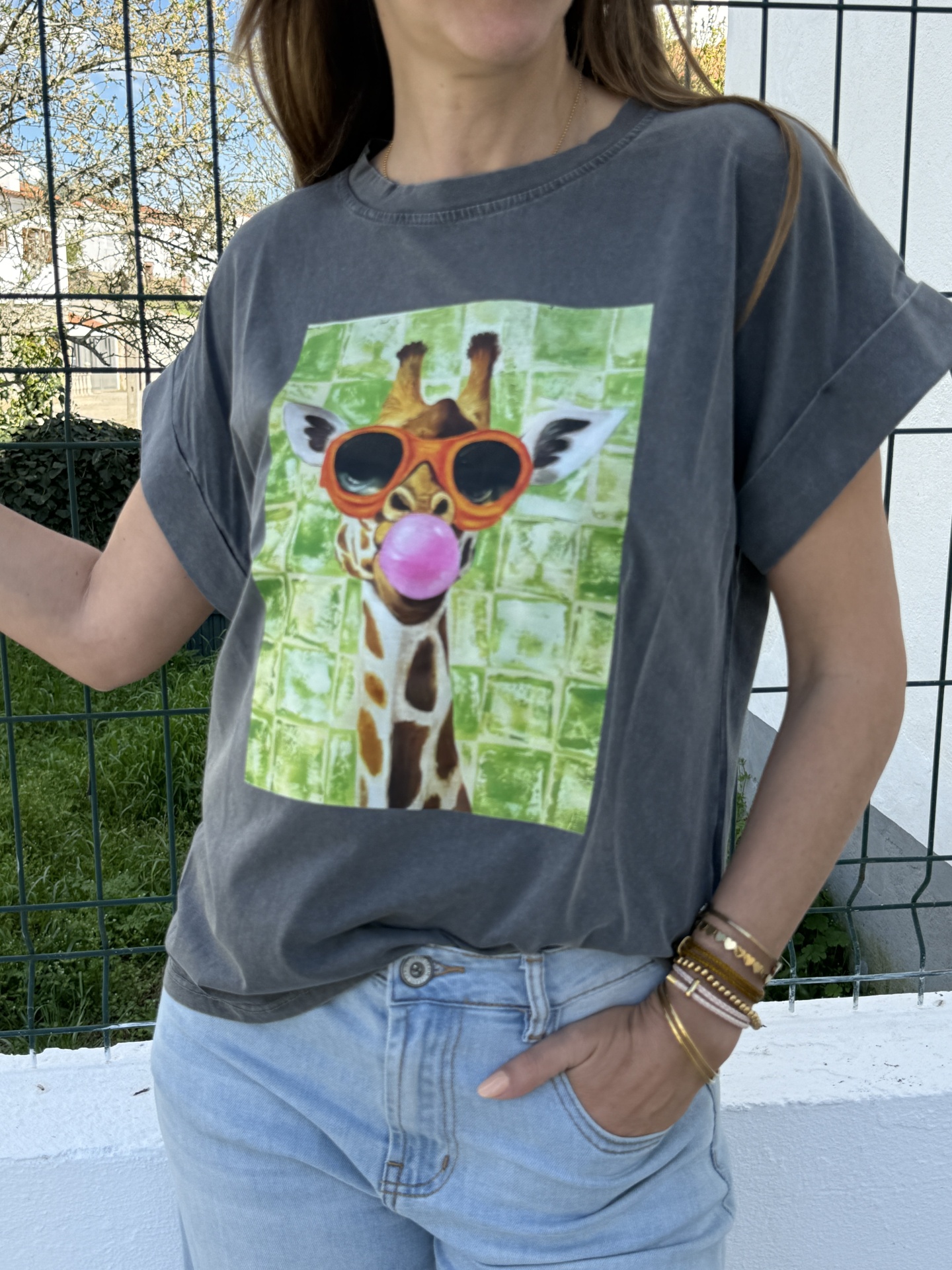 T-shirt cinzenta com estampa de girafa com óculos de sol e bolha de pastilha elástica.
