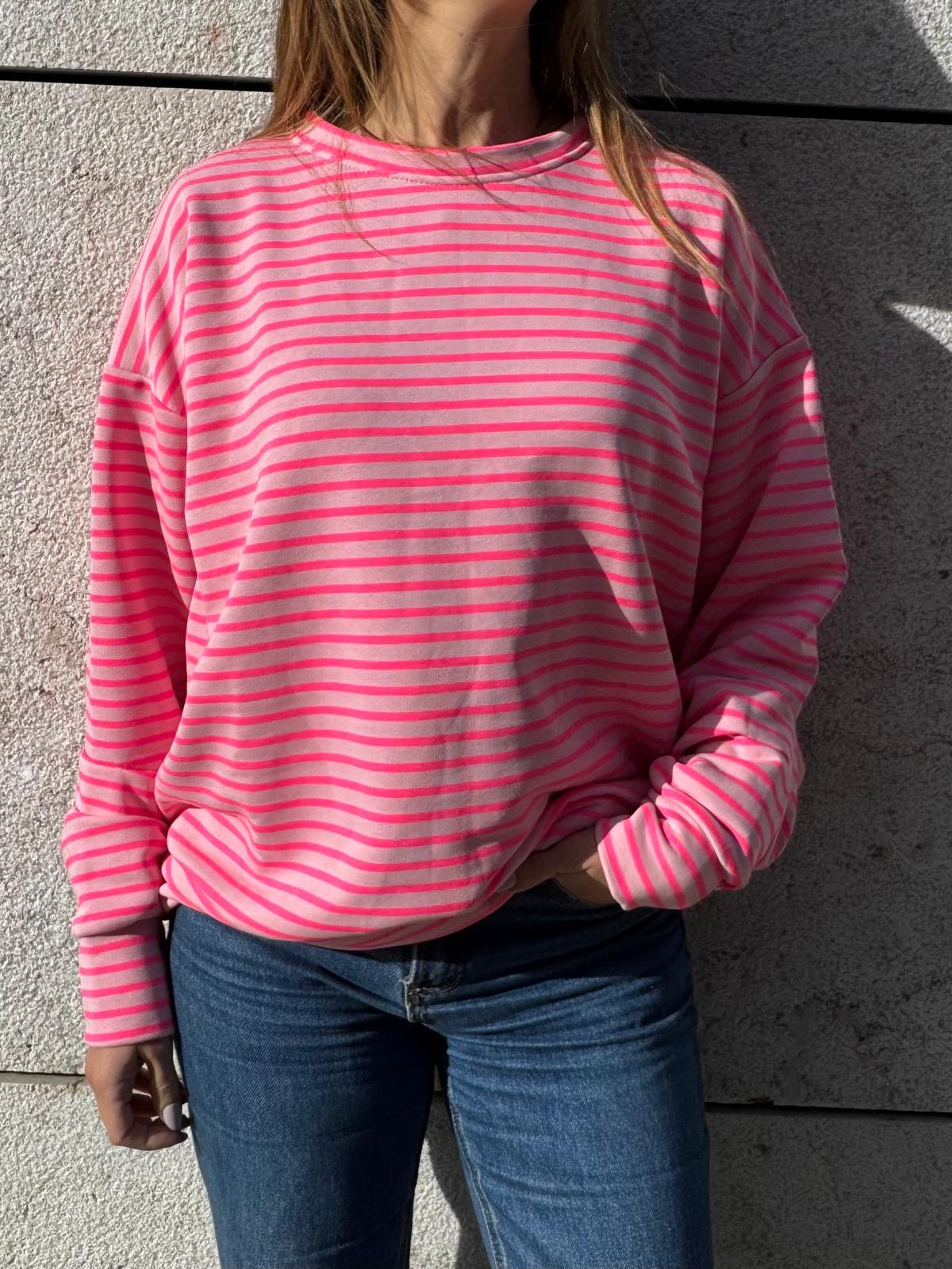 Sweatshirt rosa com riscas horizontais finas usada por pessoa com jeans