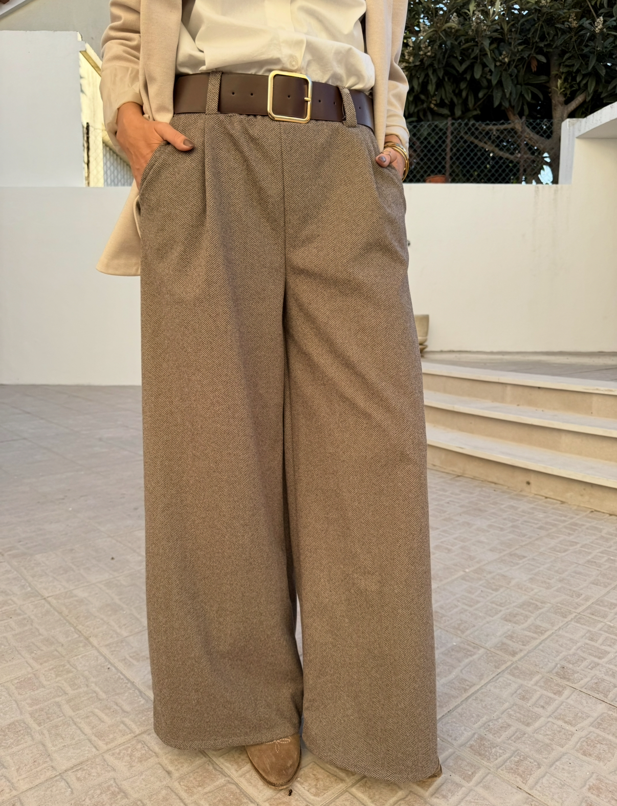 Calças largas castanhas com padrão espinha-de-peixe e cinto castanho com fivela dourada