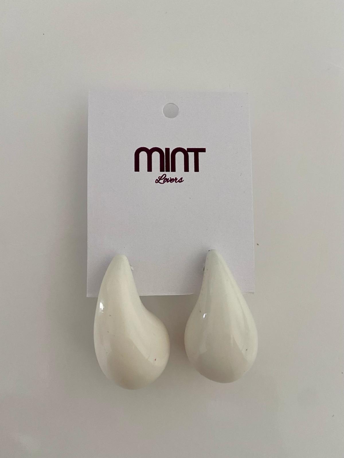 Brincos em gota branca brilhante com cartão da marca MINT Lovers