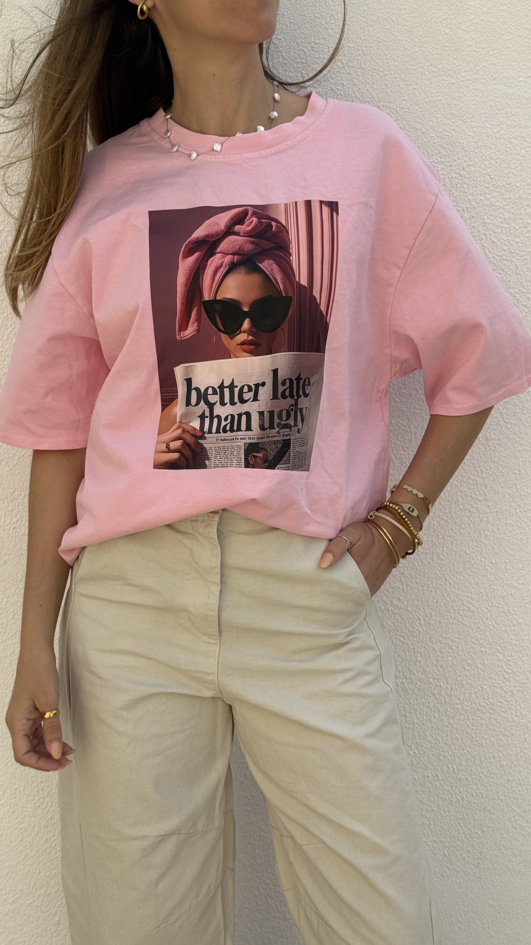 T-shirt rosa com estampado de mulher e calças bege