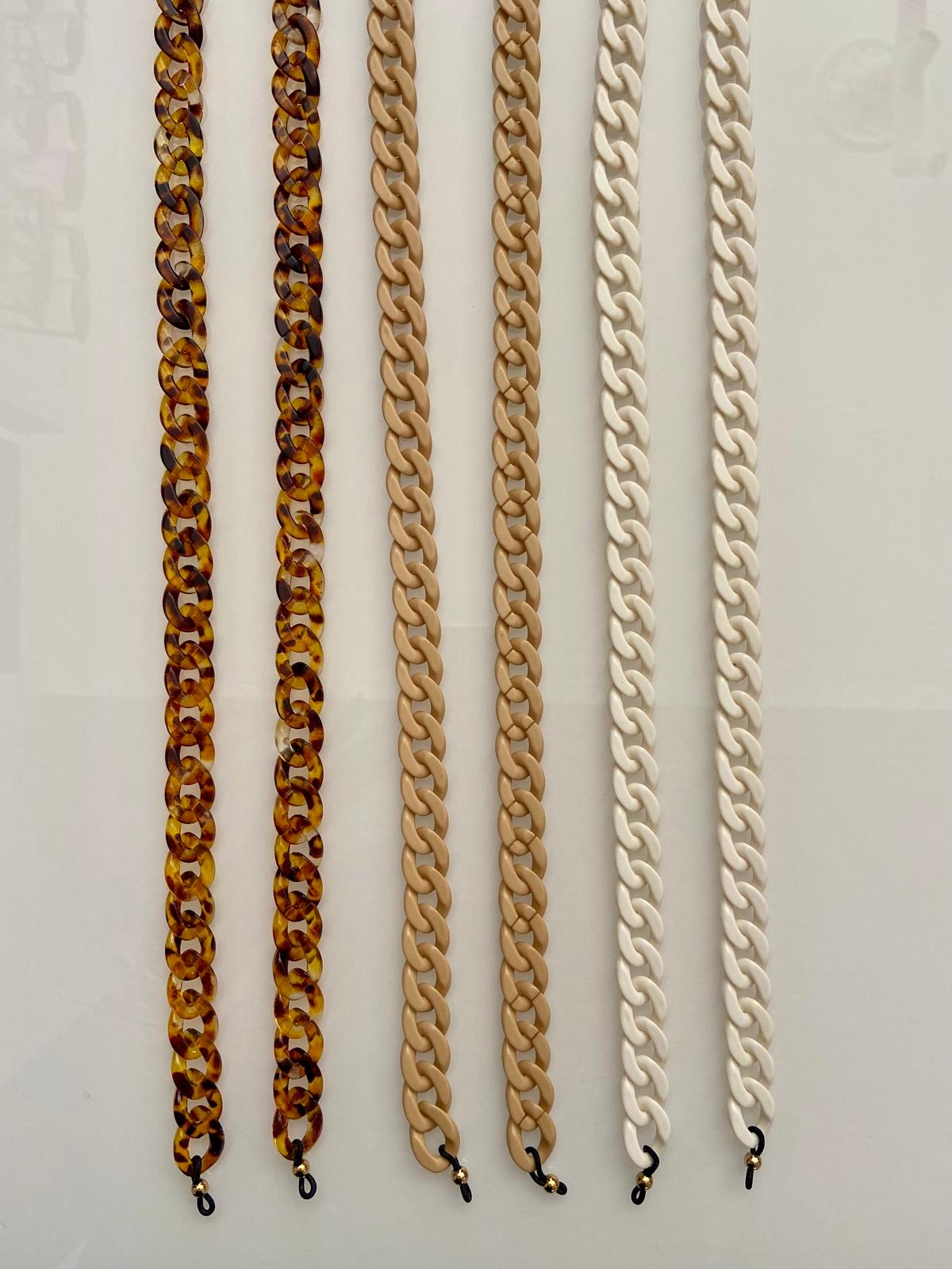 Seis correntes de plástico para óculos em várias cores dispostas verticalmente.