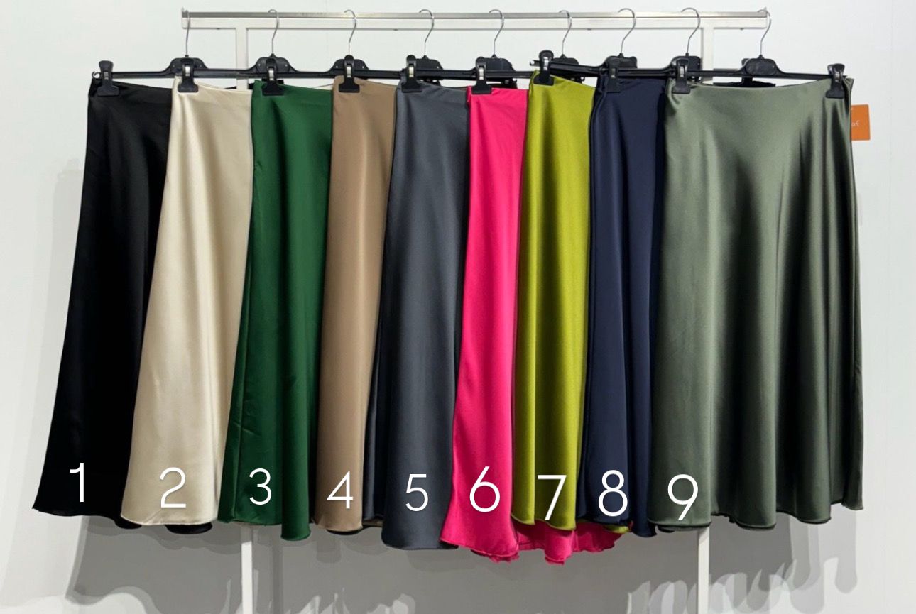 Nove saias coloridas penduradas organizadamente num varão com números 1 a 9