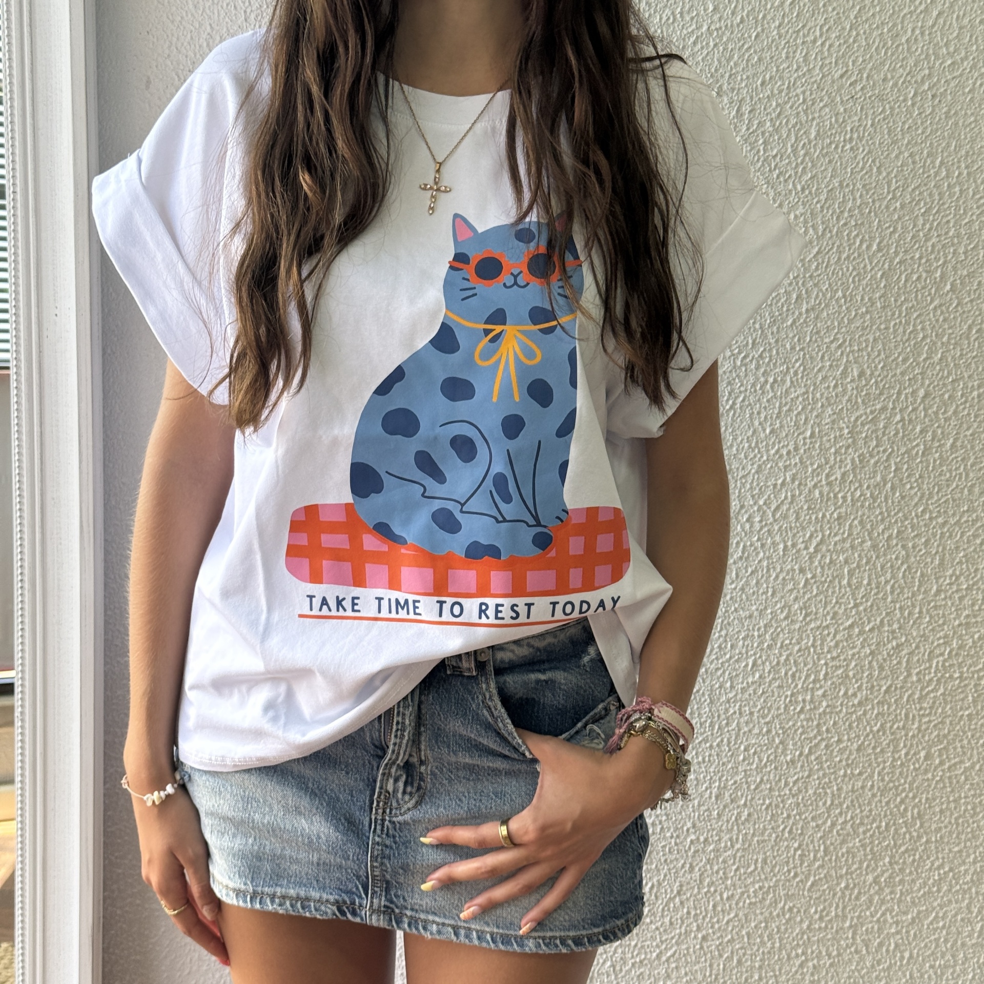 T-shirt branca com estampa divertida de gato azul e saia jeans