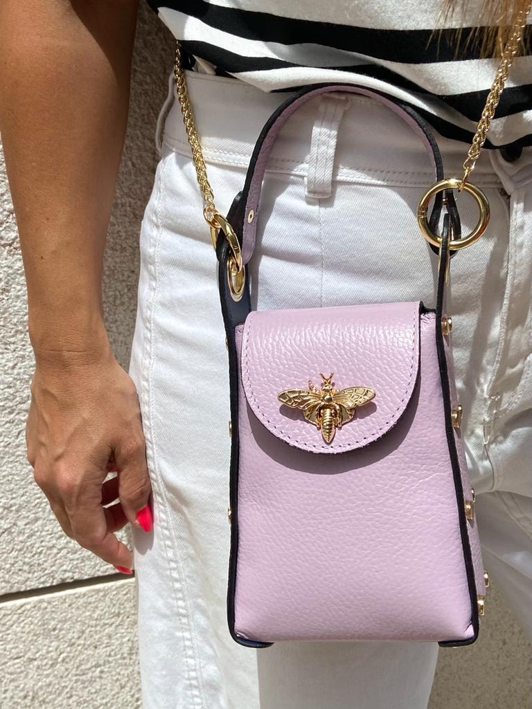 Mala pequena rosa claro em pele com abelha dourada e alça de corrente dourada