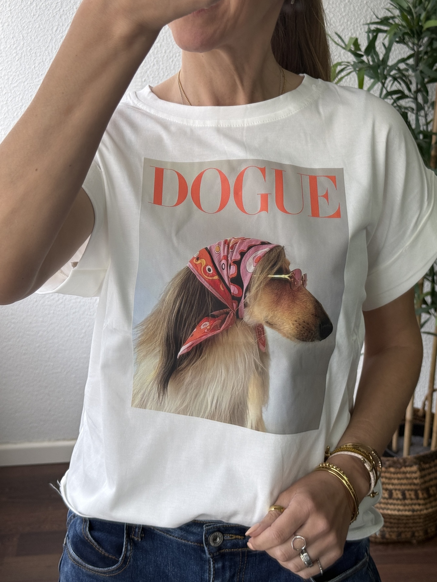 T-shirt branca com estampa de cão usando lenço e óculos e palavra DOGUE vermelha