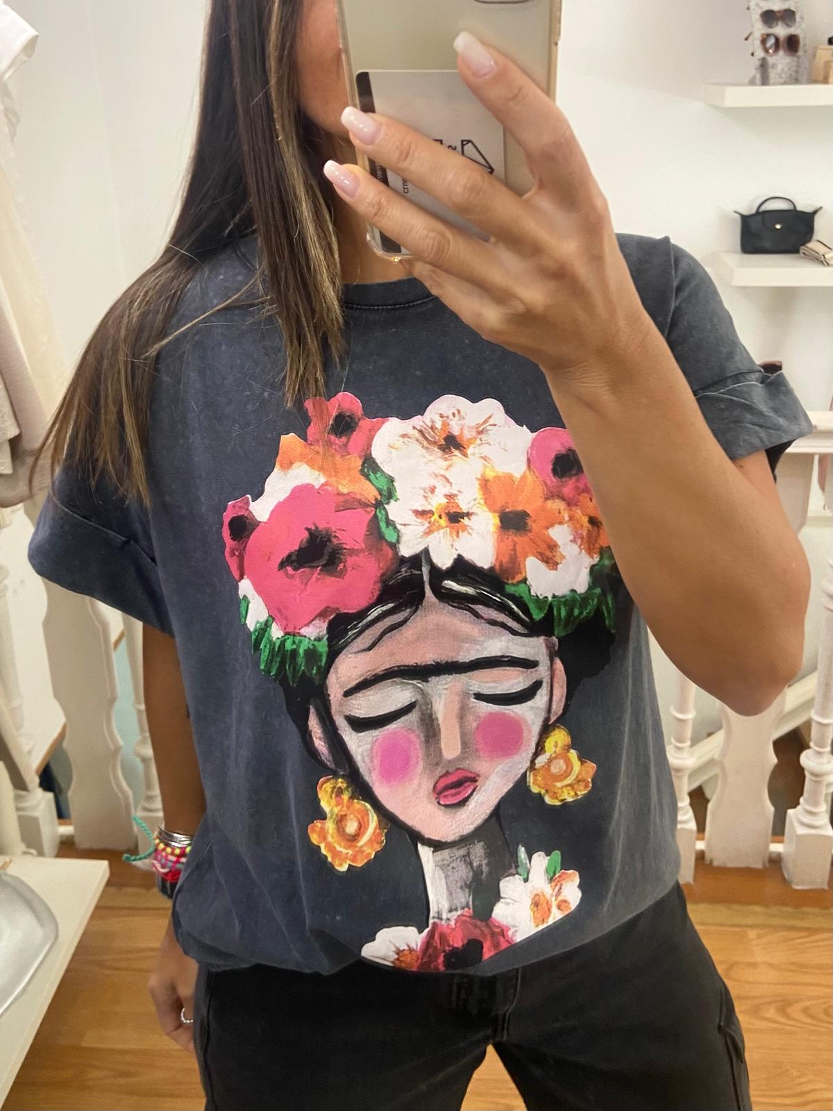 T-shirt preta com estampa colorida de rosto feminino e flores