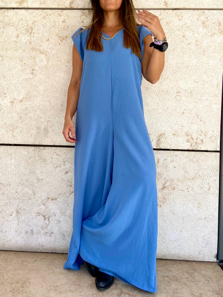 Vestido comprido azul claro sem mangas com gola em V, tecido liso e fluido