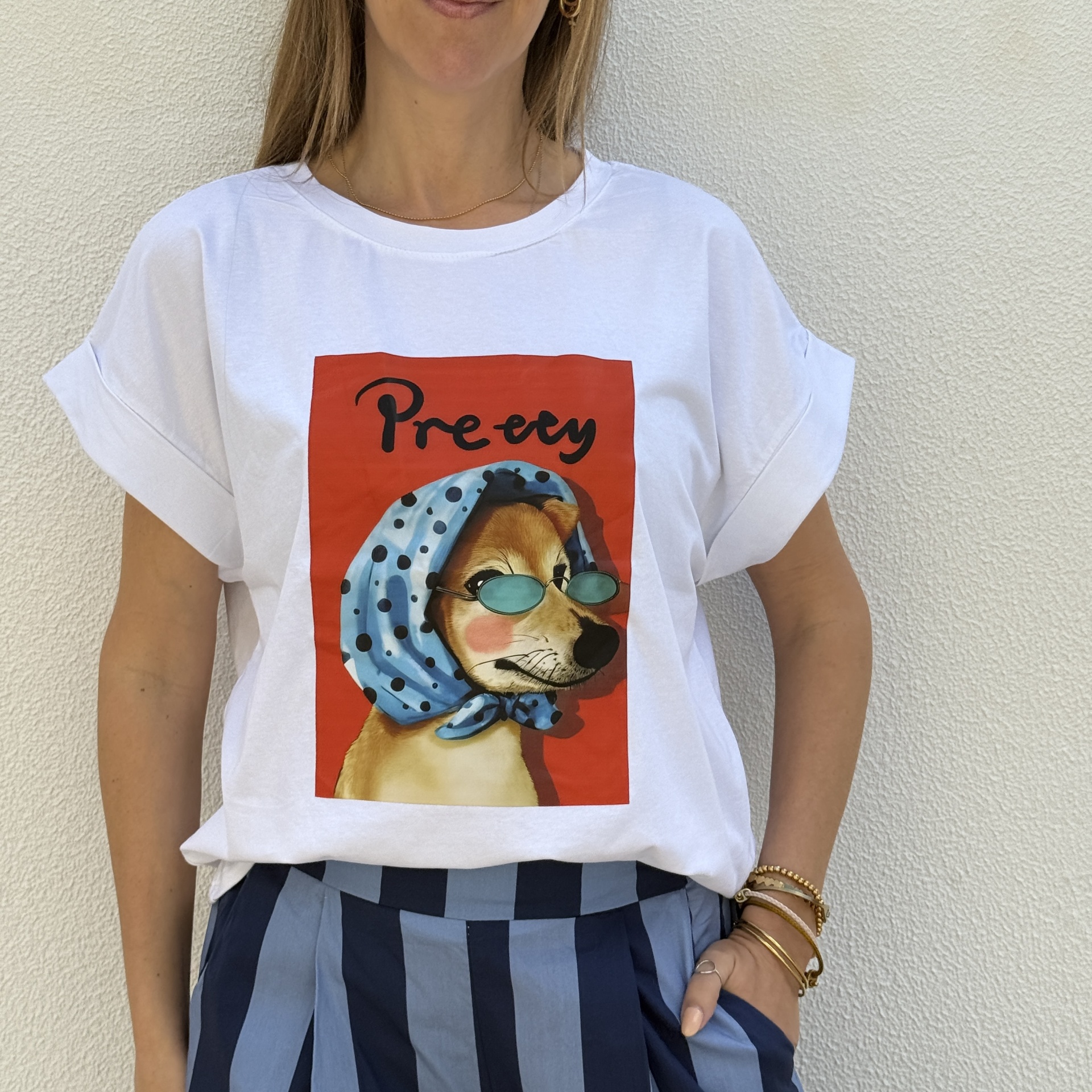 T-shirt branca com estampa de cão com lenço azul e óculos