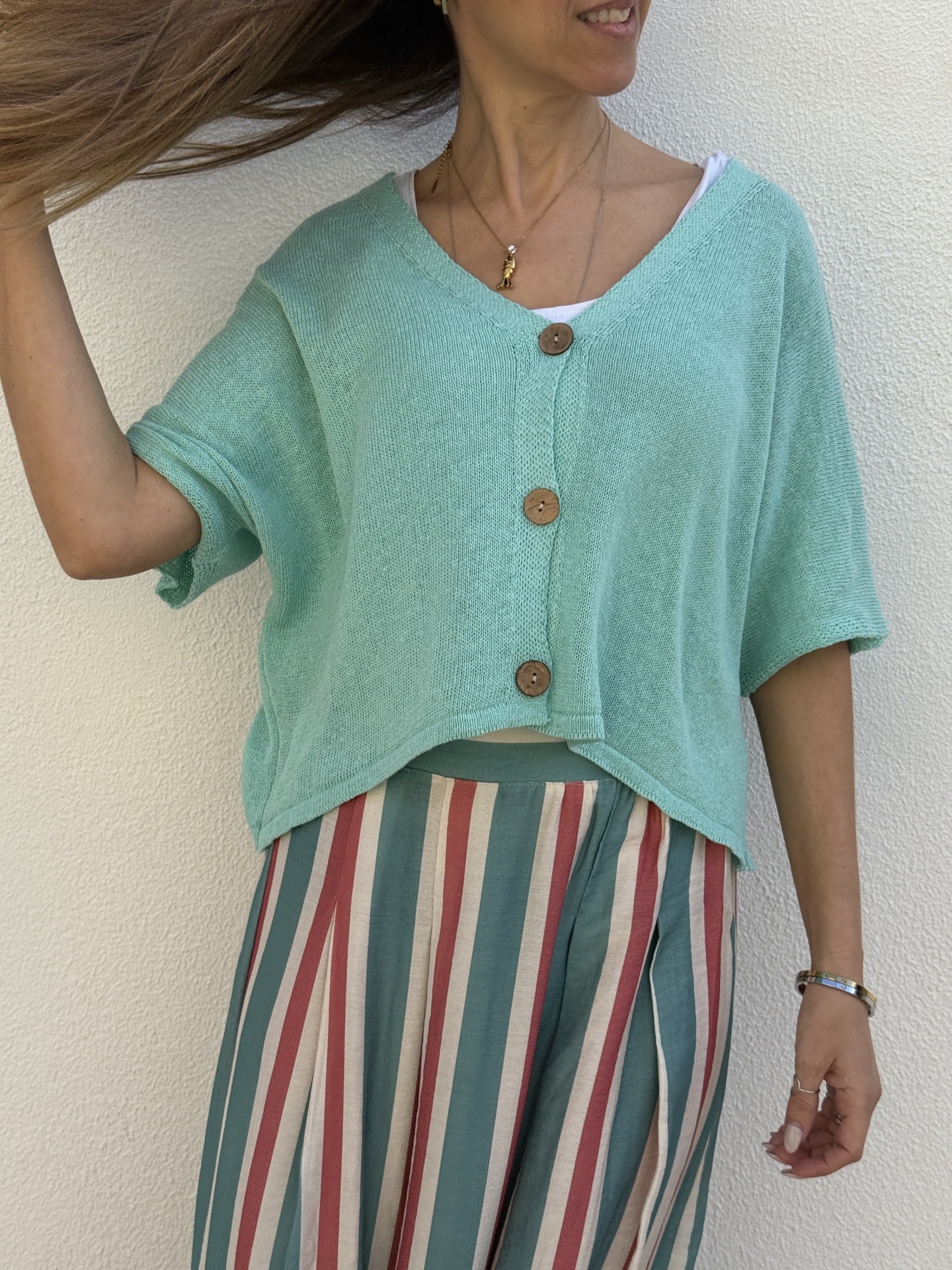 Pullover verde menta curto de malha com botões e saia com riscas verticais multicolor