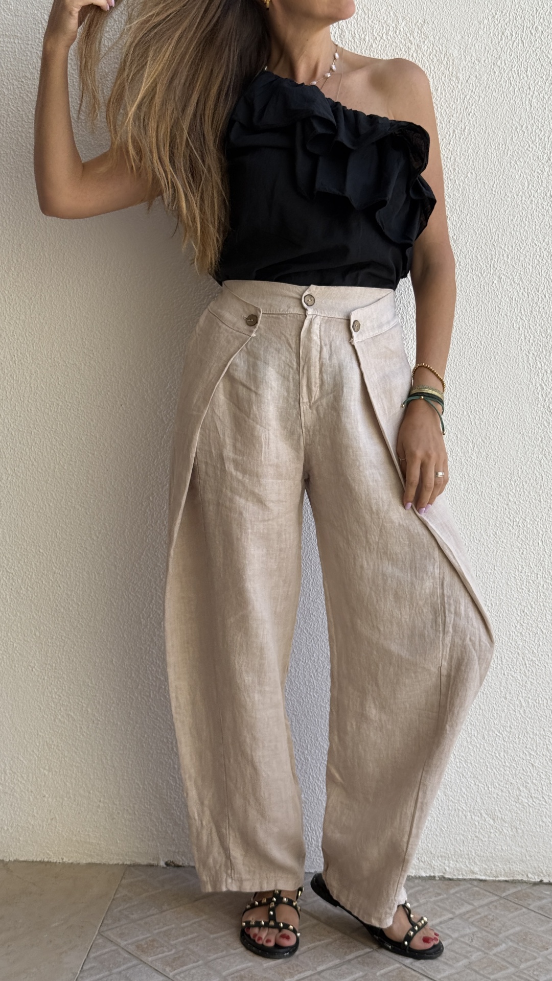 Pessoa com roupa em fundo branco texturizado
