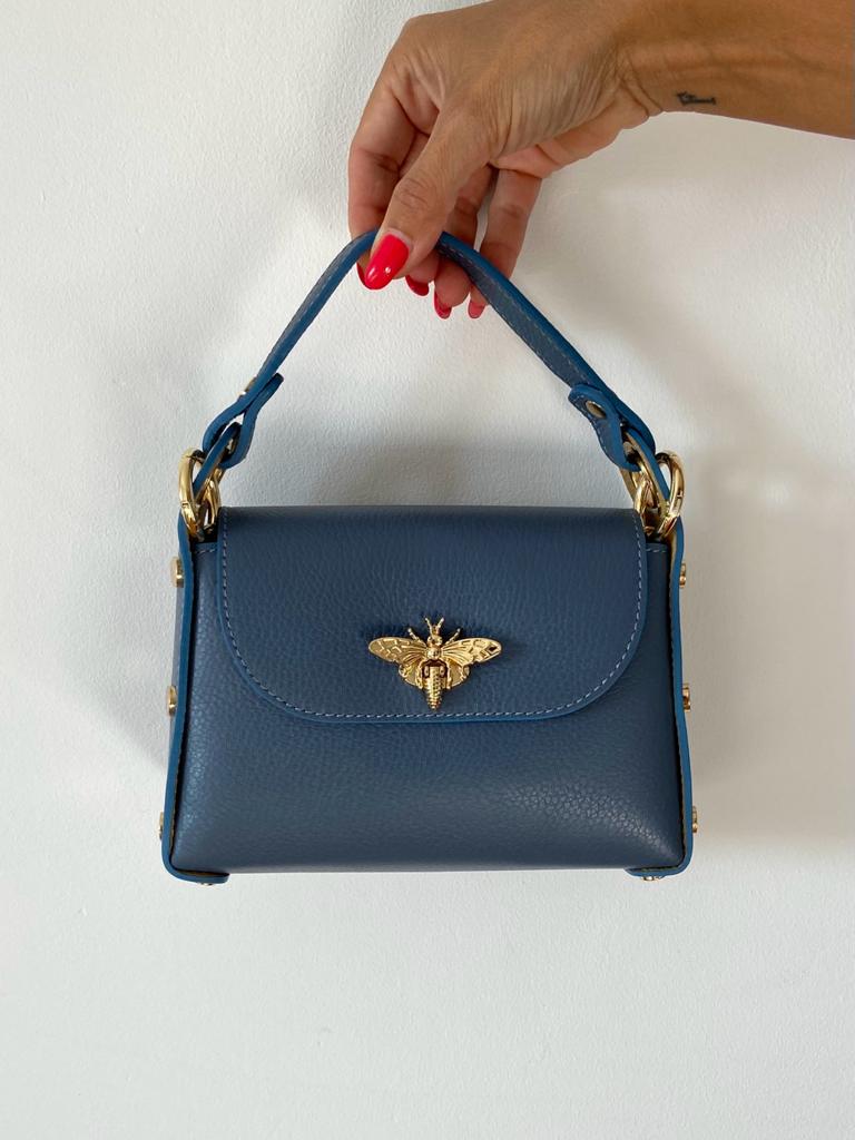 Mala de mão azul escura com abelha dourada e pega superior